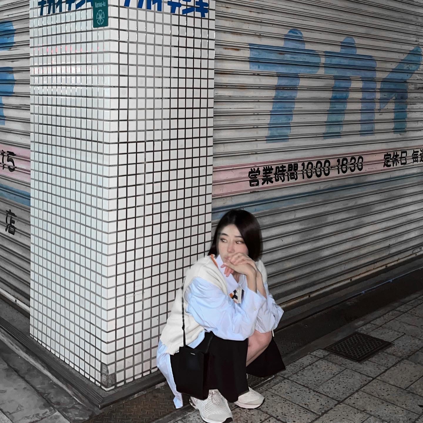 Jil Sander Tangle Small Black, Asics x Vivienne Westwood Gel-Kayano 26 Birch White 착용 스타일 - 2