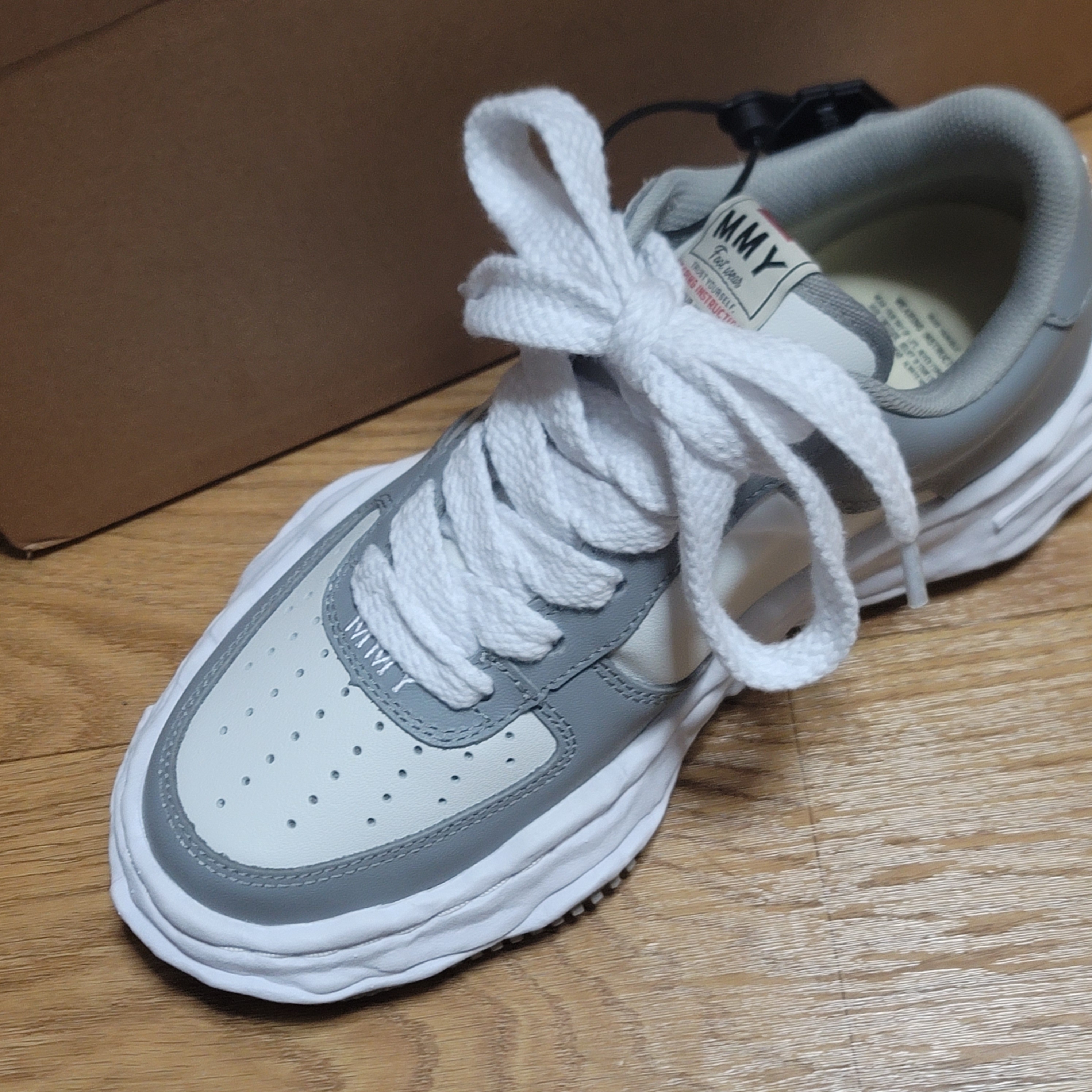 Maison Mihara Yasuhiro Wayne OG Sole Leather Low-top Sneakers Gray White 착용 스타일 - 1