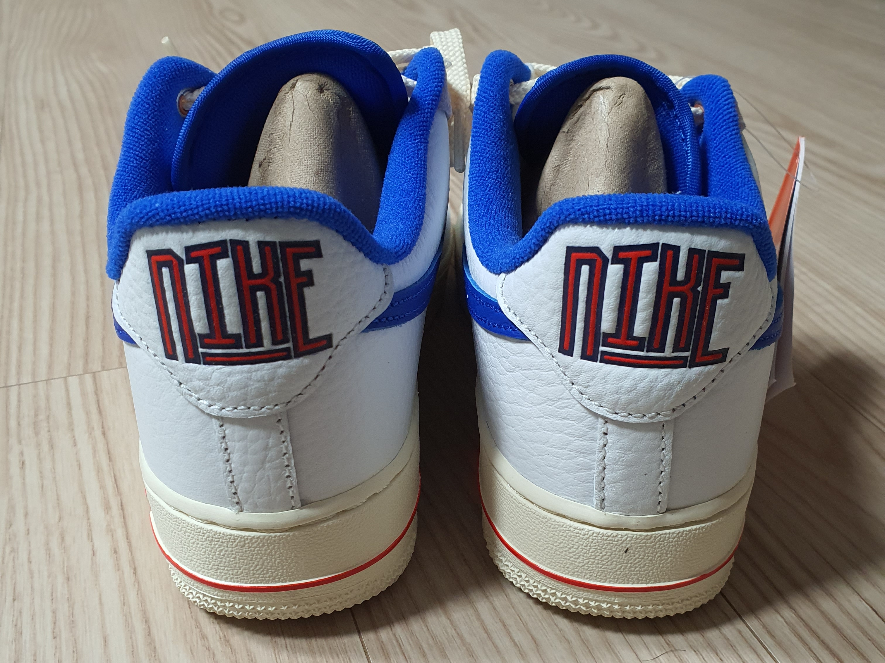 (W) Nike Air Force 1 '07 LX University Blue and Summit White 착용 스타일 - 2