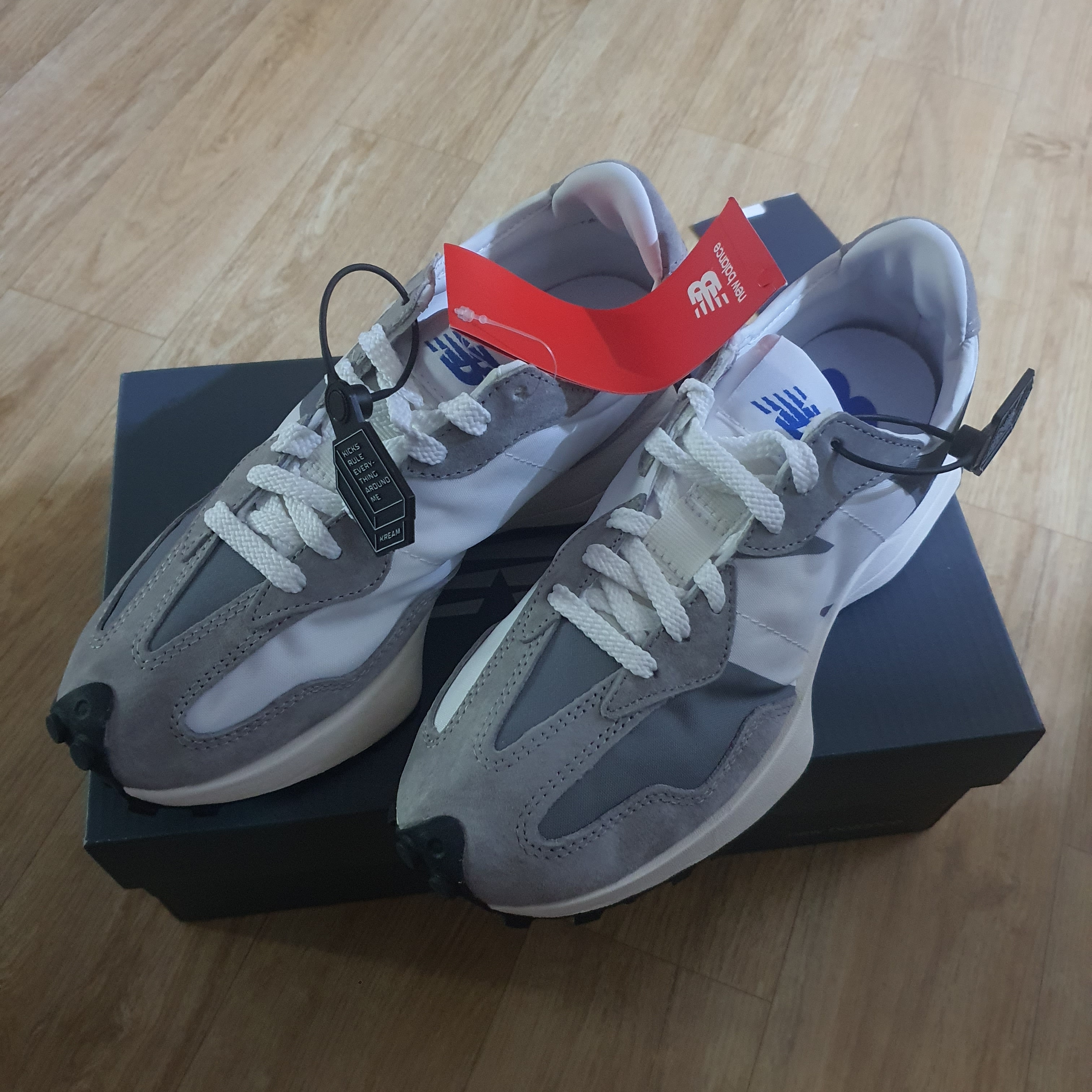 New Balance 327 Grey 착용 스타일