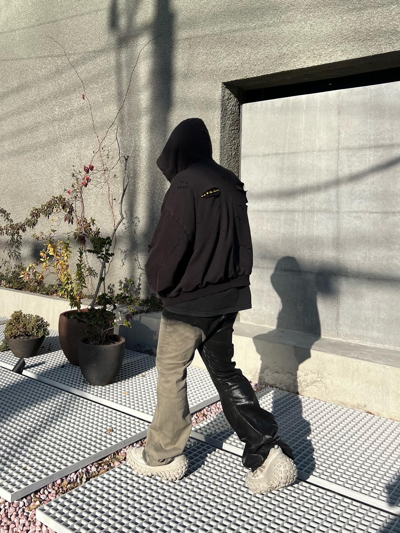 Balenciaga Defender Sneakers Beige 착용 스타일 - 2