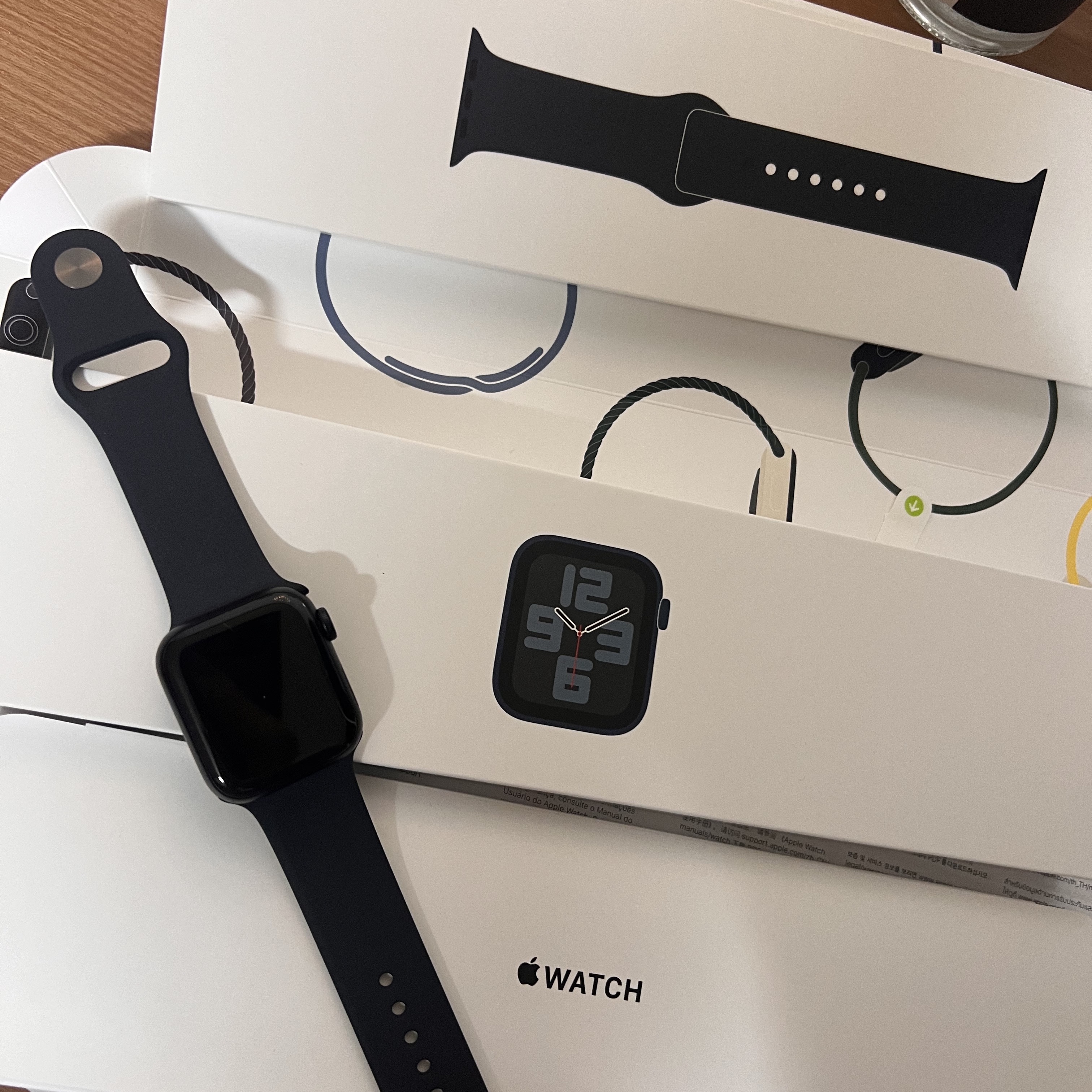Apple Watch SE 40mm GPS Space Gray Aluminum Case with Sport Band Midnight (Korean Ver.) 착용 스타일