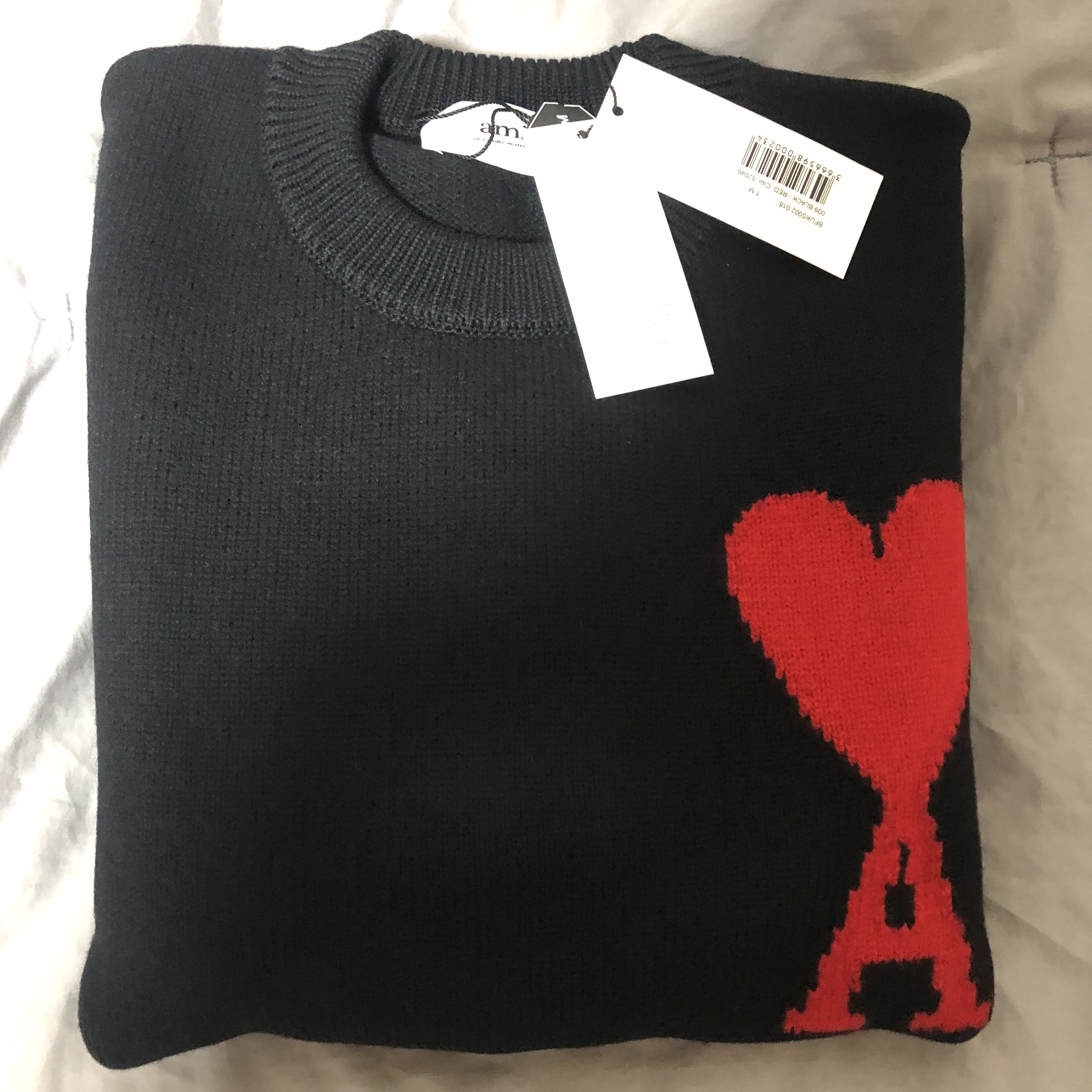 AMI de Coeur Oversize Intarsia Sweater Black Red 착용 스타일