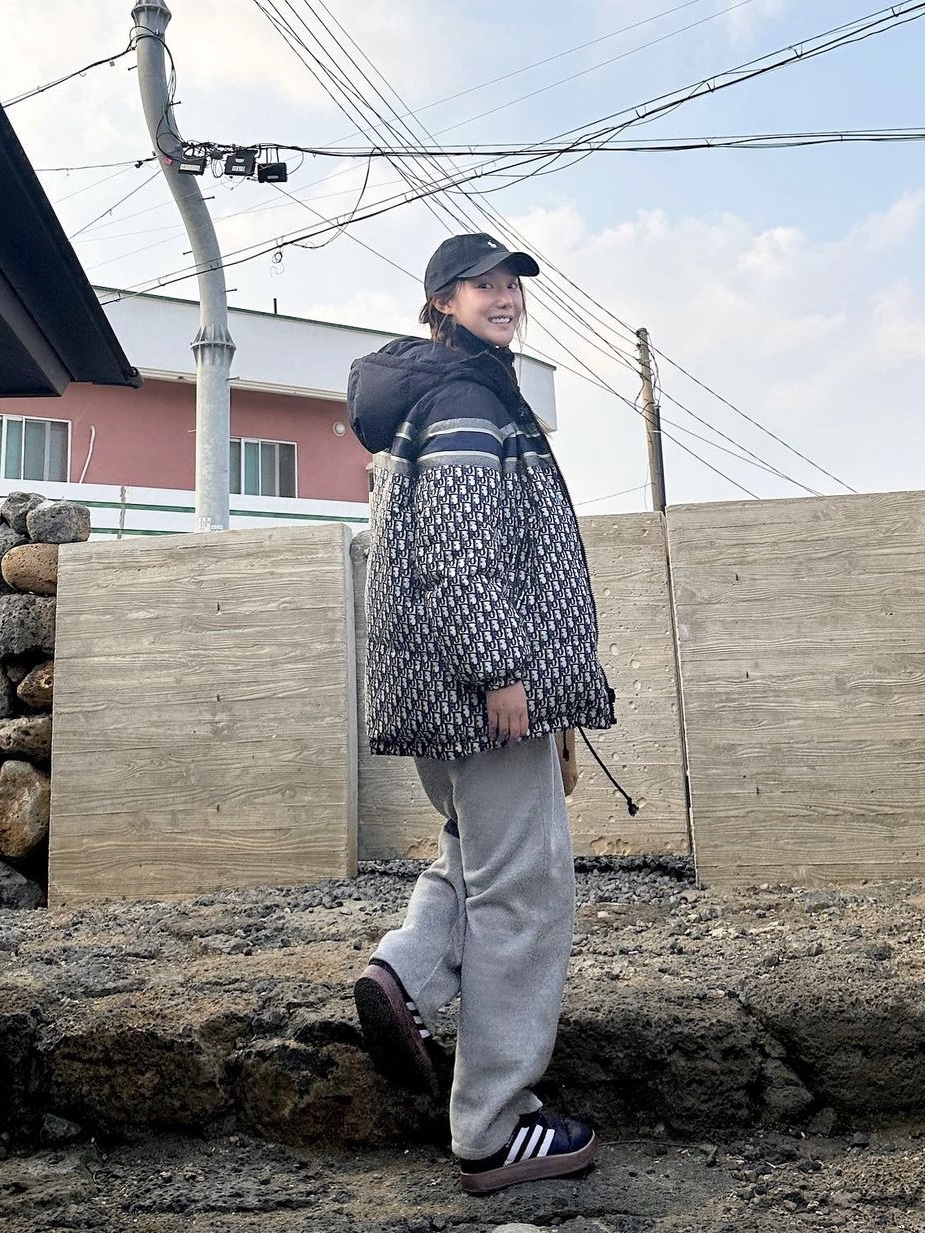 Adidas Puffylette Samba Core Black, (W) Dior Reversible Long Down Jacket Blue and Ecru Dior Oblique Quilted Technical Taffeta 착용 스타일 - 1