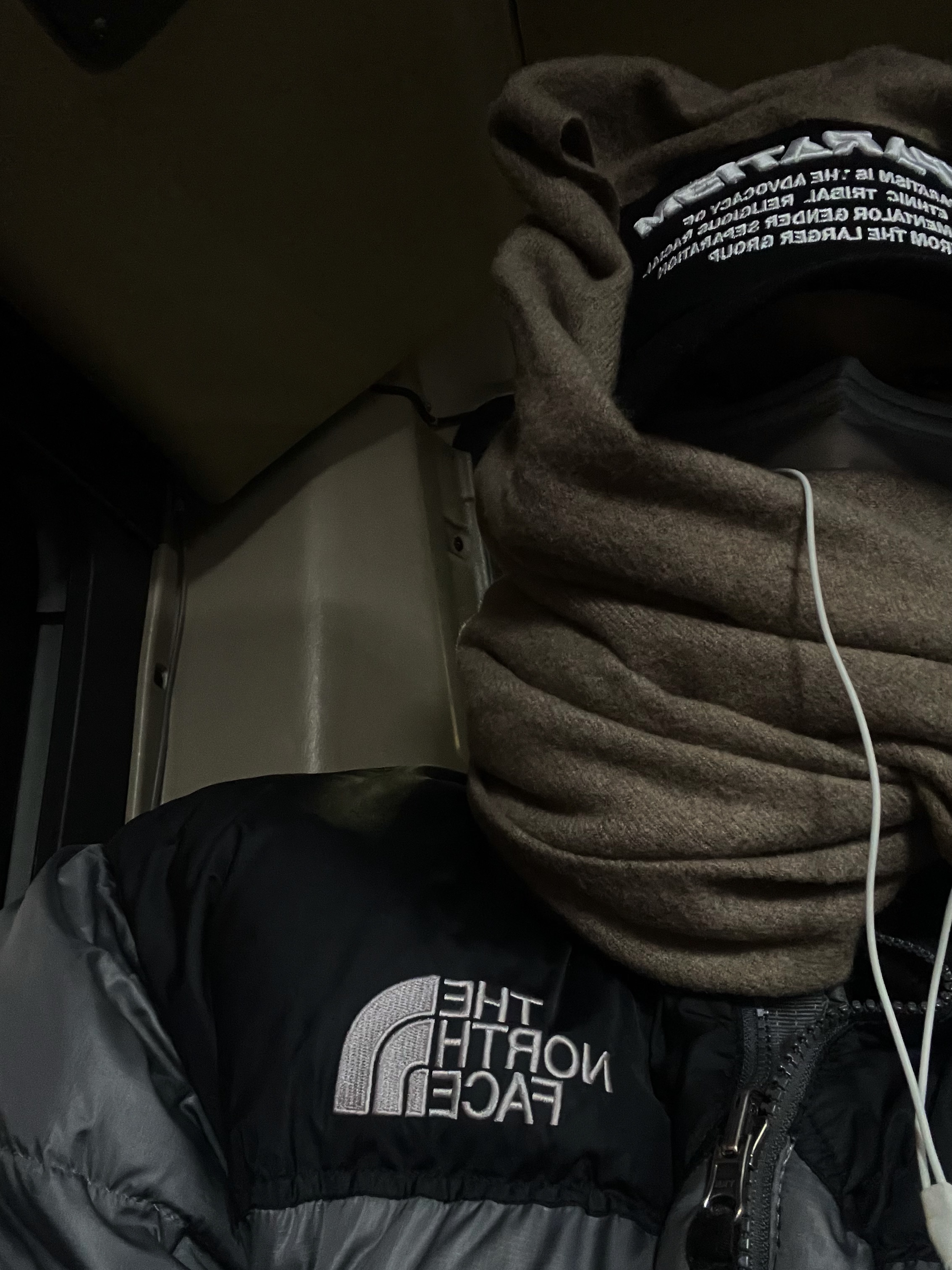 The North Face 1996 Eco Nuptse Jacket Black, The North Face White Label Novelty Nuptse Down Jacket Light Khaki 착용 스타일 - 2