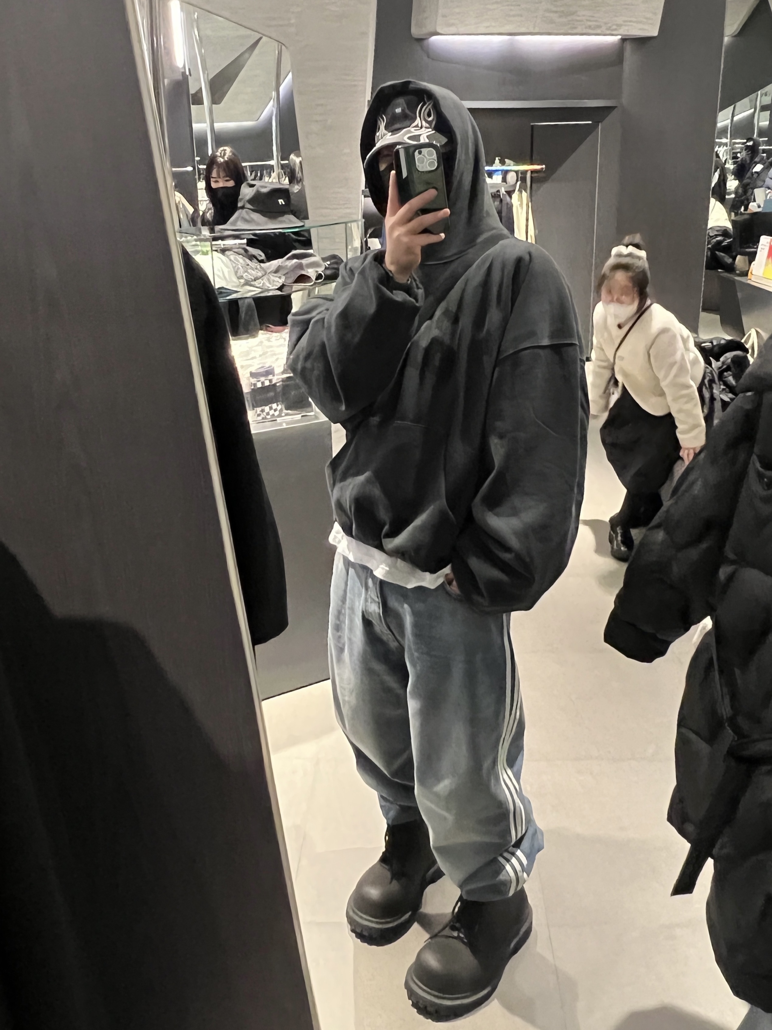 Balenciaga XL Army Boots Full Eva Black, Yeezy Gap Engineered By Balenciaga Dove Hoodie Black 착용 스타일 - 1