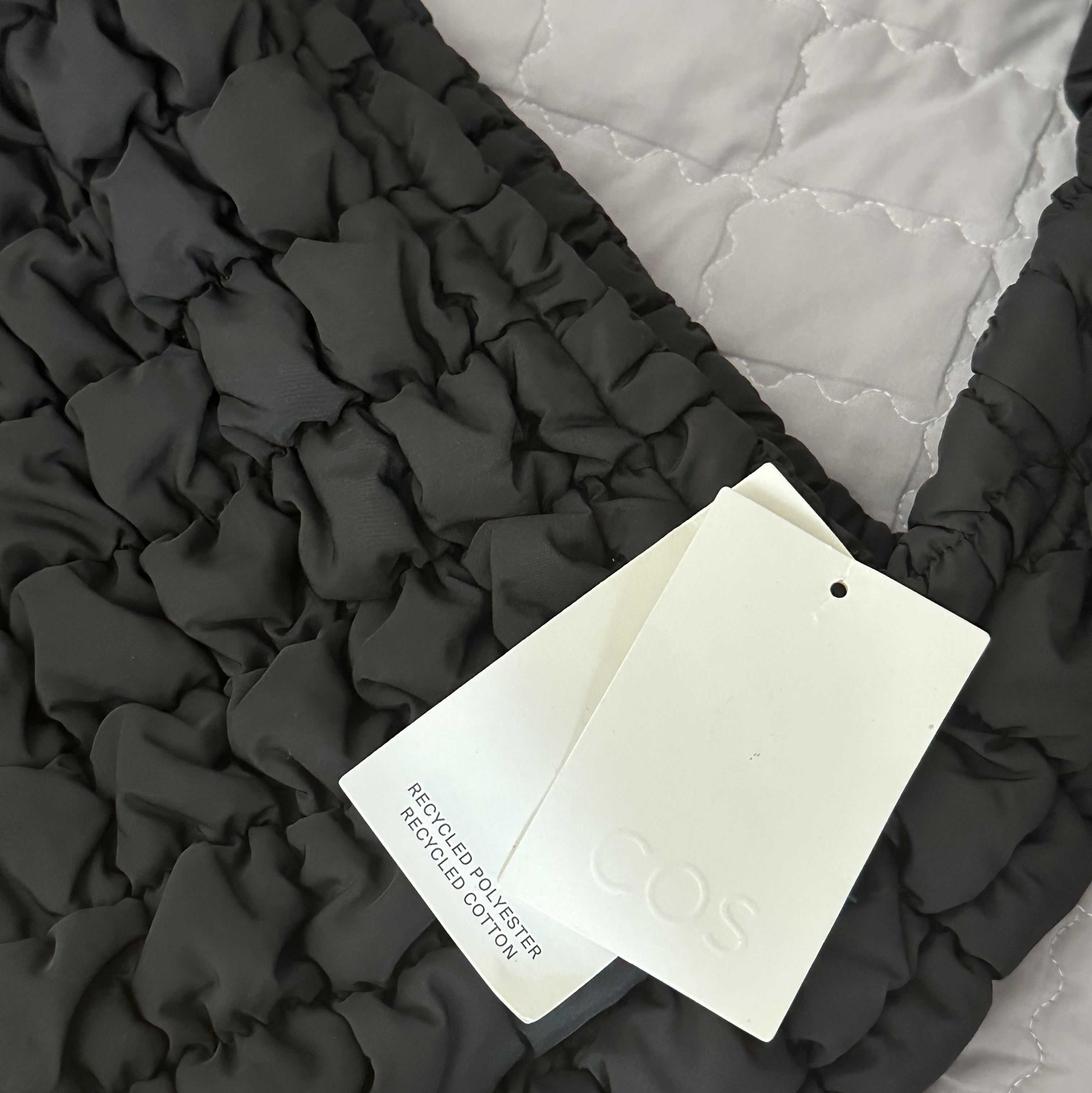COS Quilted Oversized Shoulder Bag Black 착용 스타일 - 1