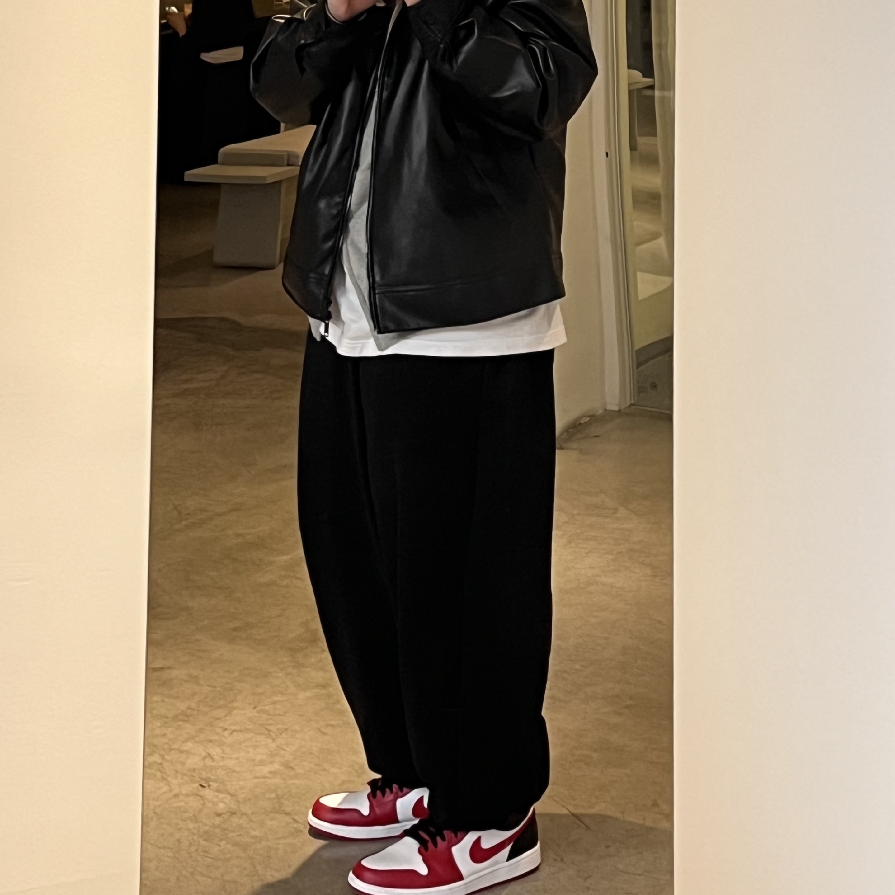 Jordan 1 Low White Gym Red Black 착용 스타일 - 2