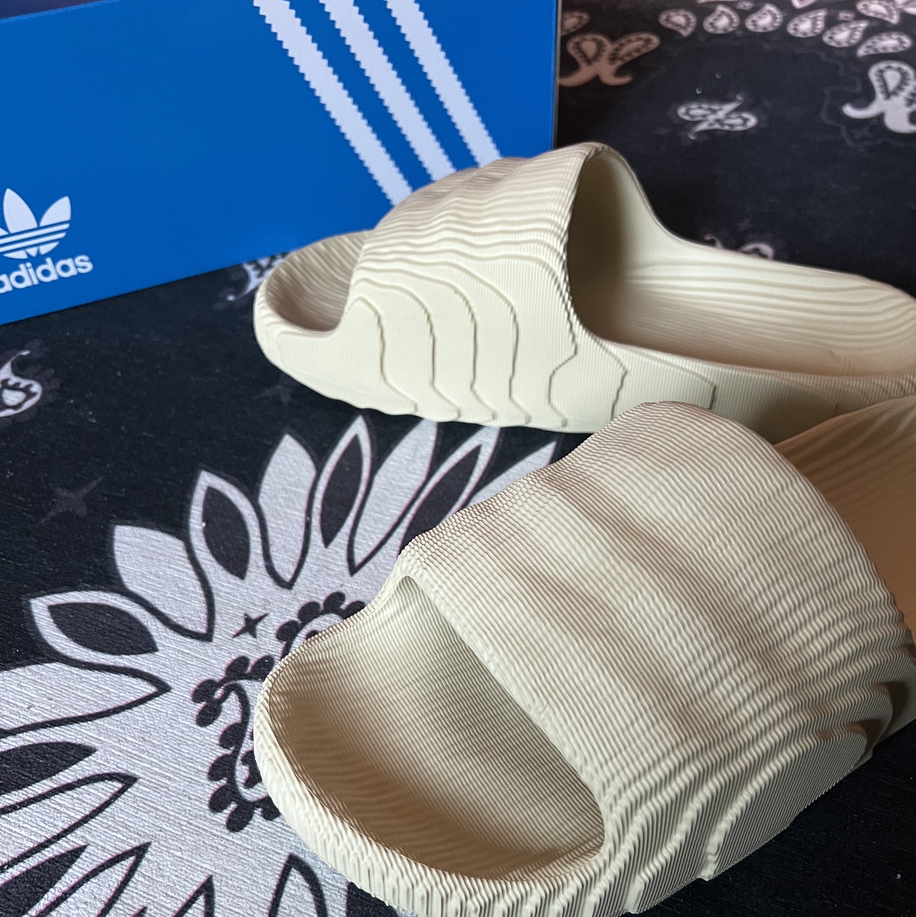 Adidas Adilette 22 Desert Sand 착용 스타일