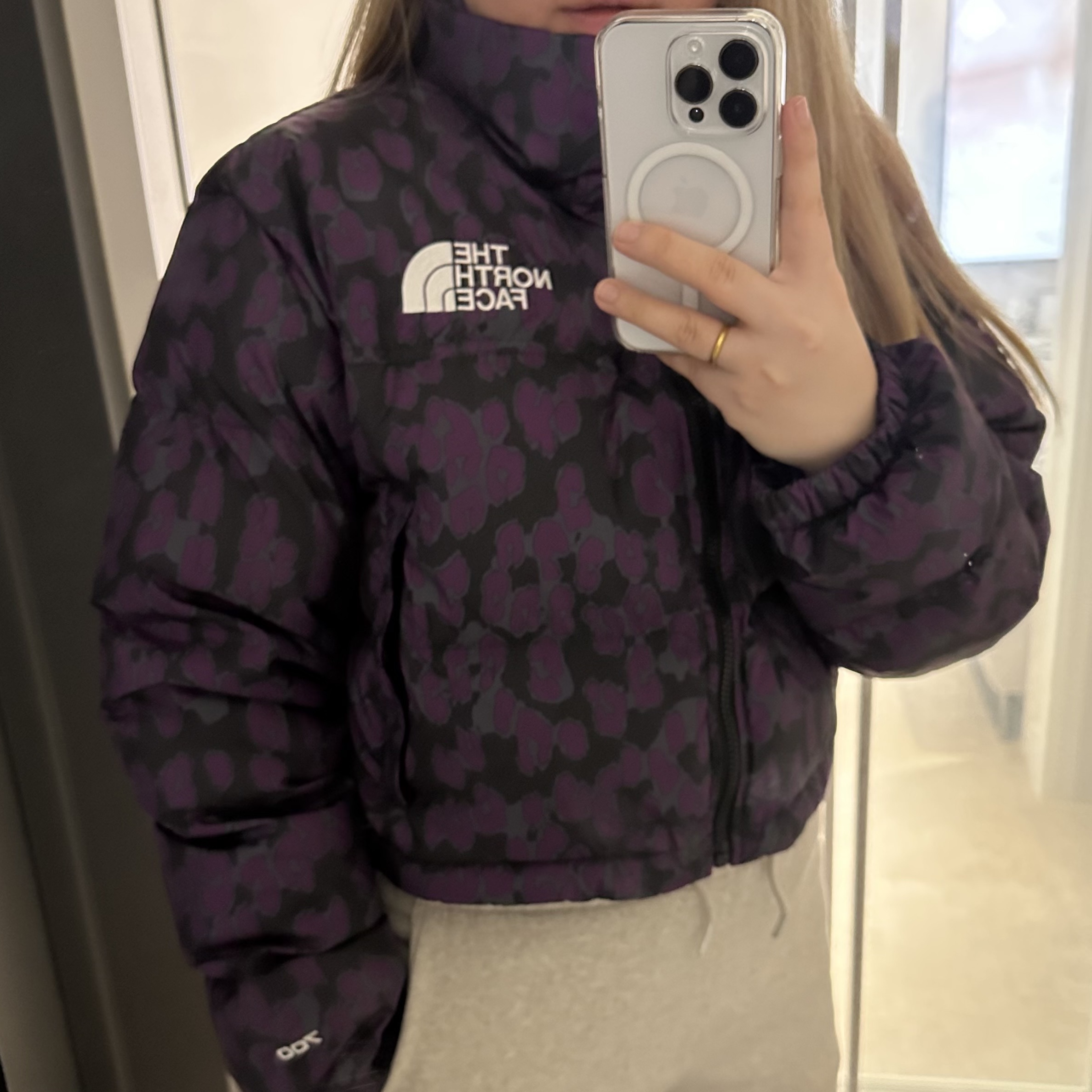 (W) The North Face Print Nuptse Short Jacket Gravity Purple Leopard Print 착용 스타일