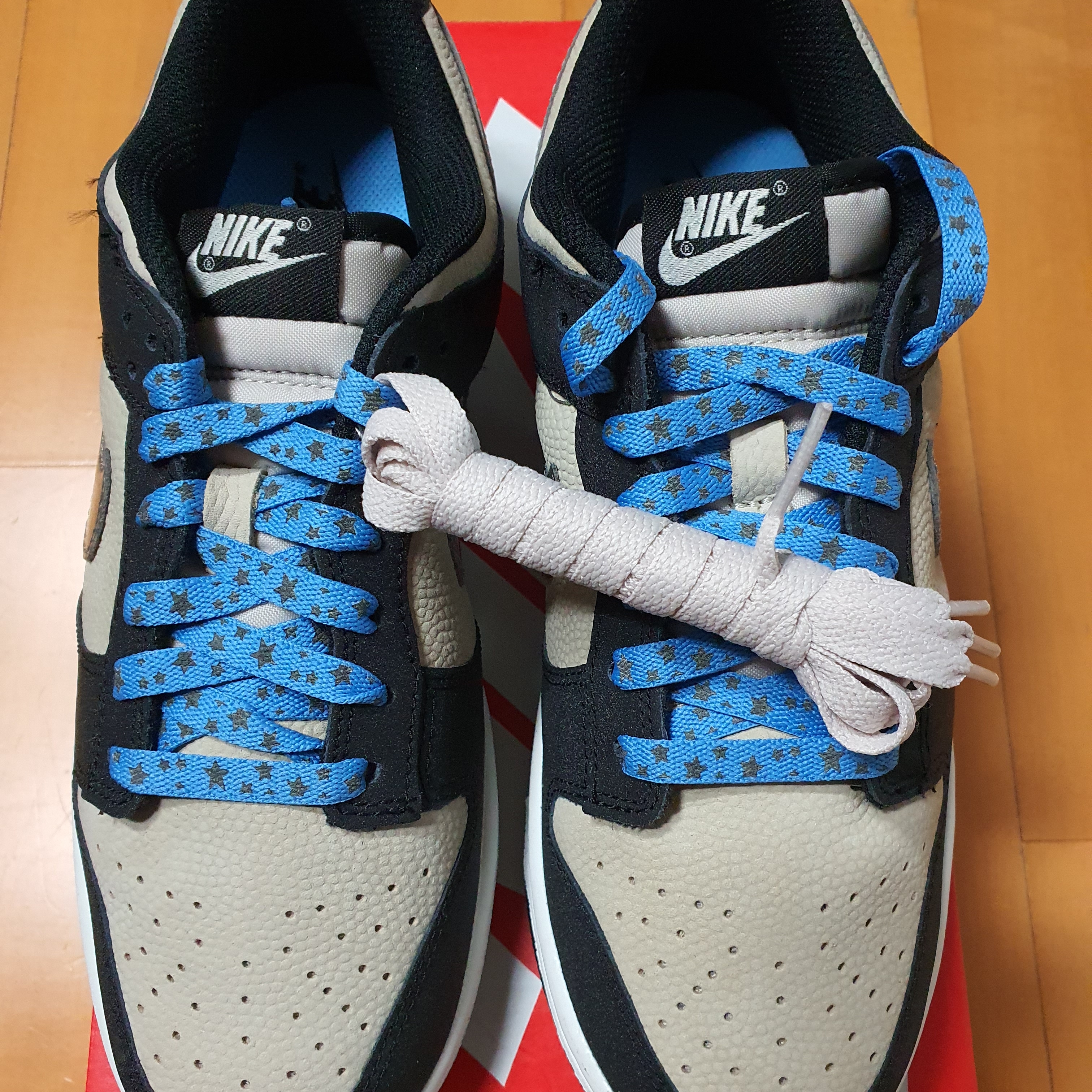 (W) Nike Dunk Low Light Bone Metallic Silver 착용 스타일 - 1