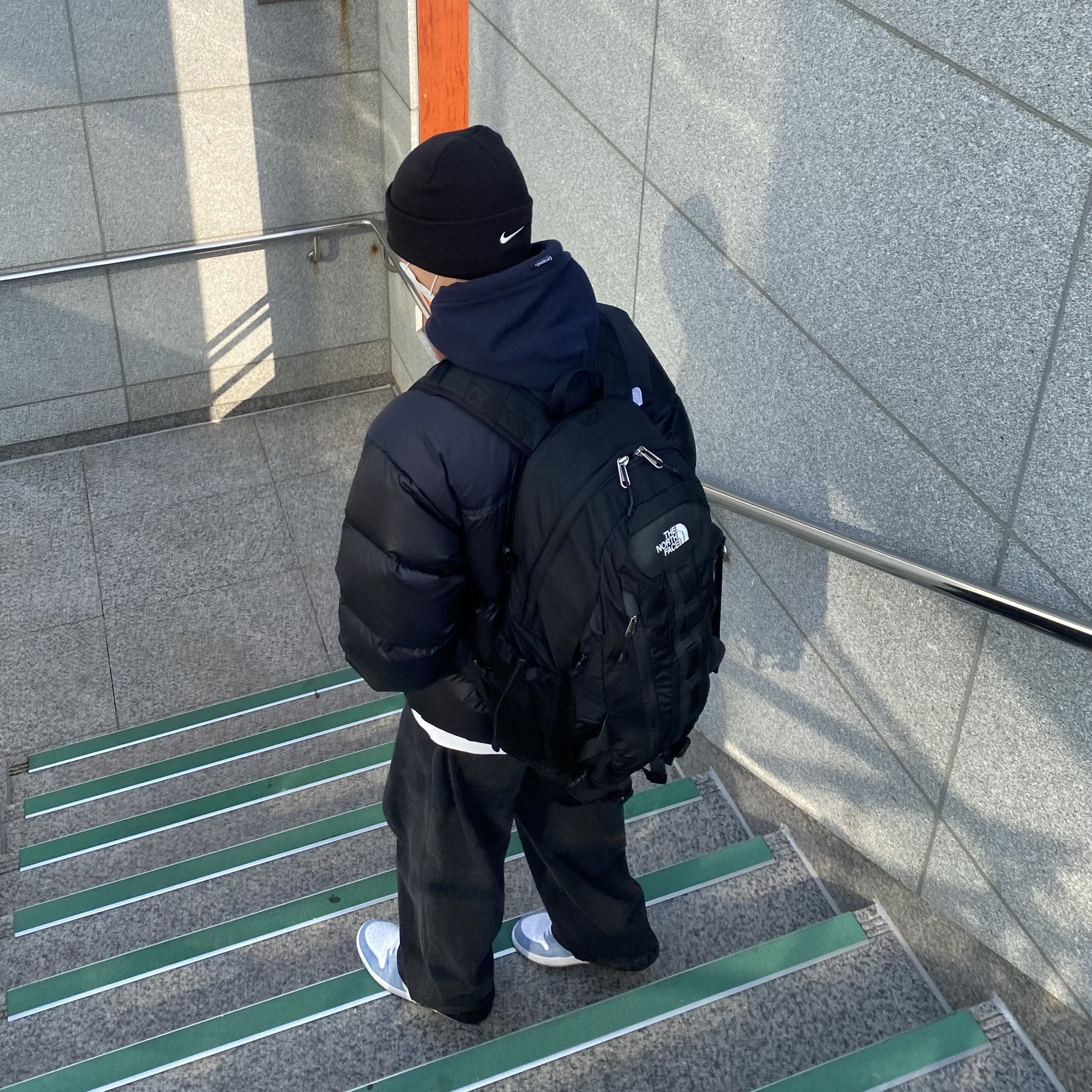 Nike x Stussy NRG Cuffed Beanie Black, Jordan 1 Retro High OG Hyper Royal 착용 스타일