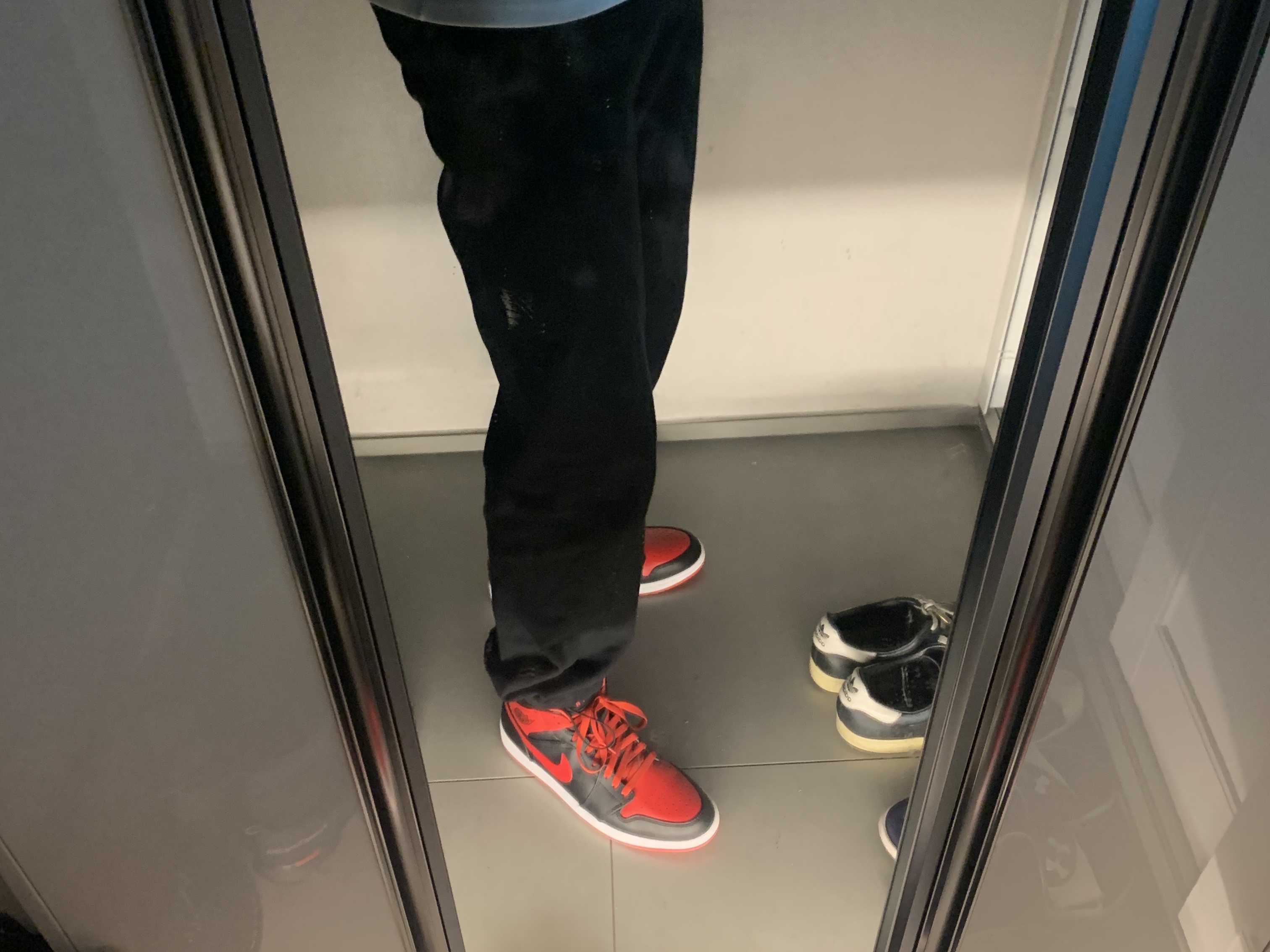 Jordan 1 Mid Black Fire Red 착용 스타일