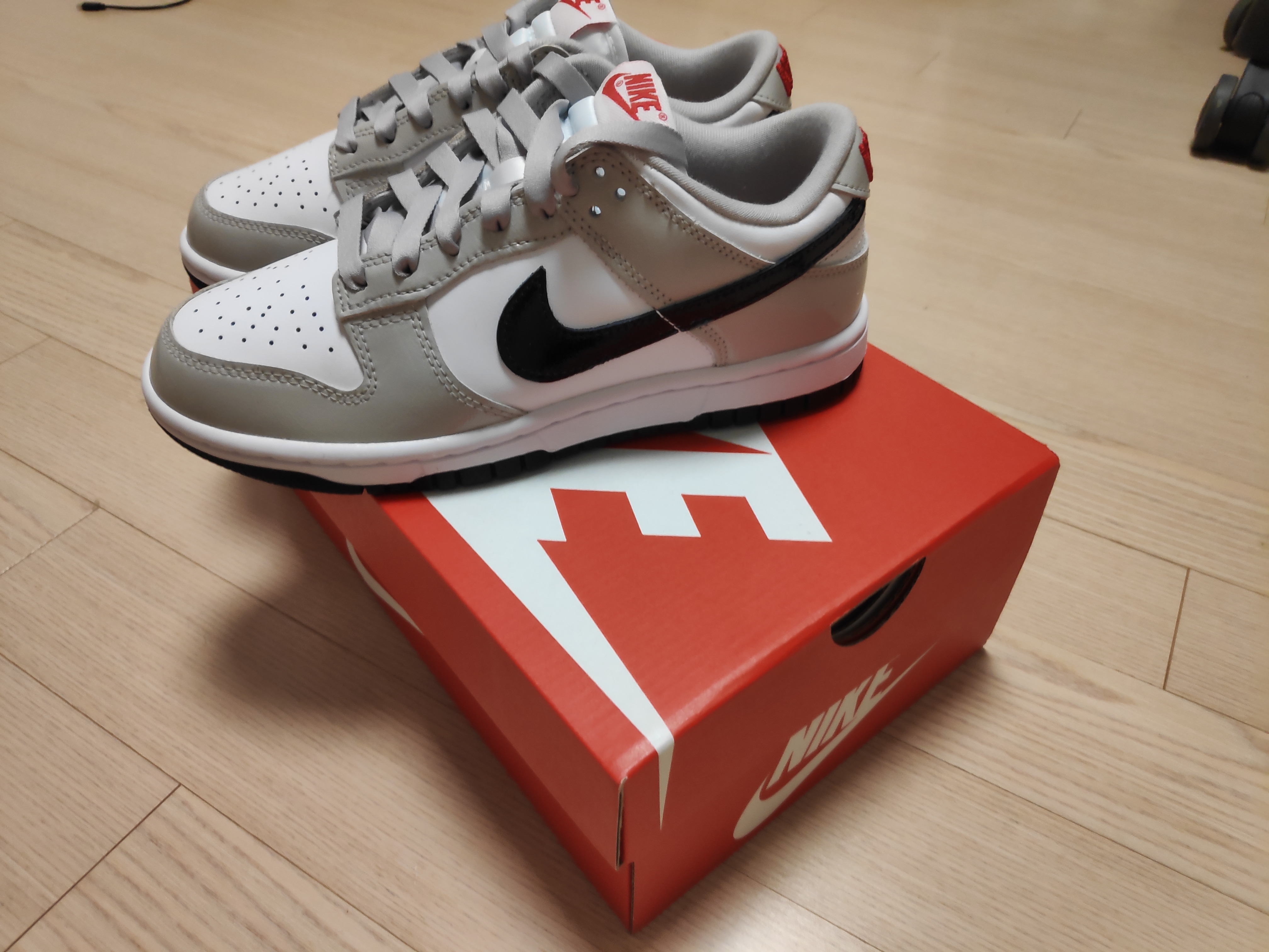 (W) Nike Dunk Low Essential Light Iron Ore Black 착용 스타일 - 3