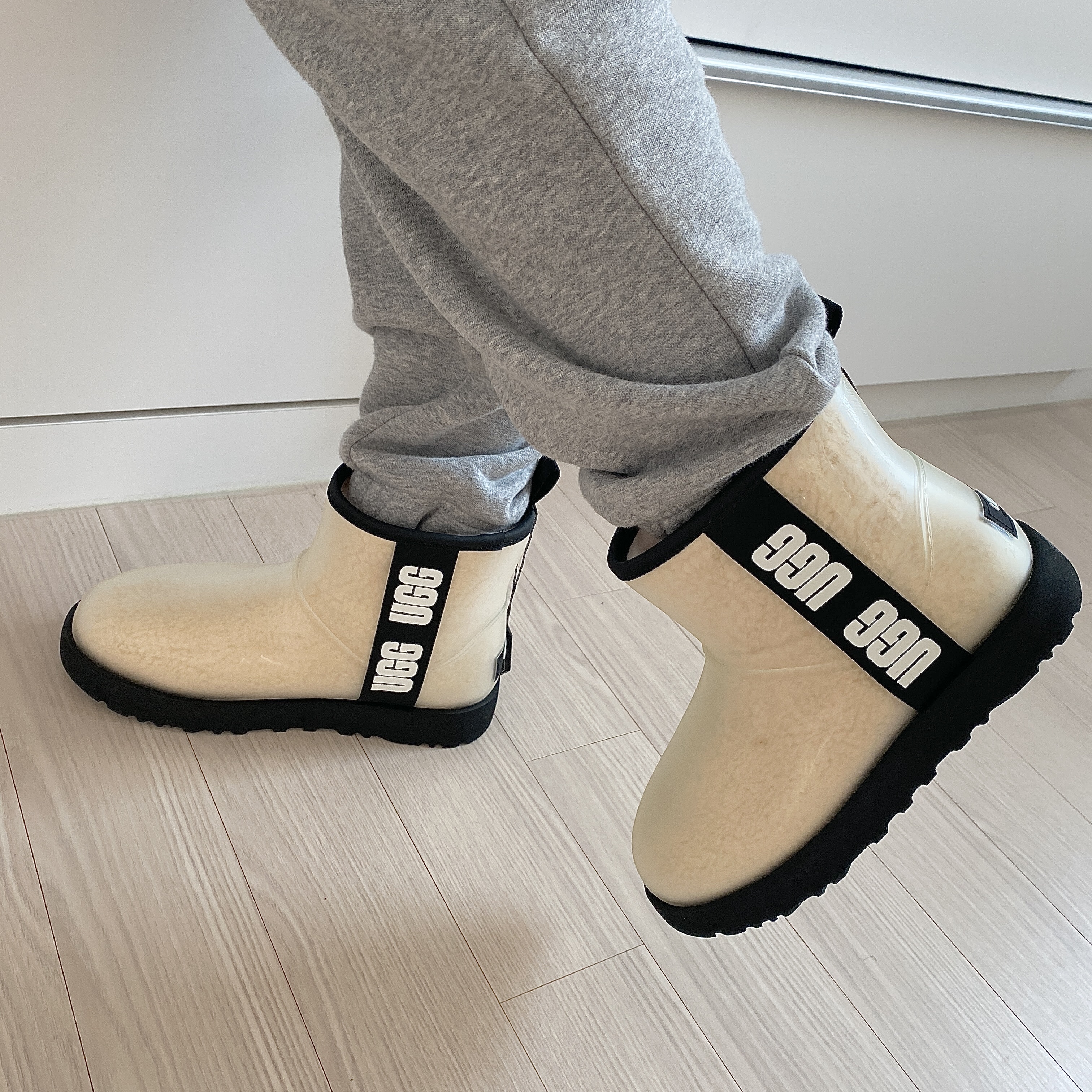 (W) UGG Classic Clear Mini Boots Natural Black 착용 스타일