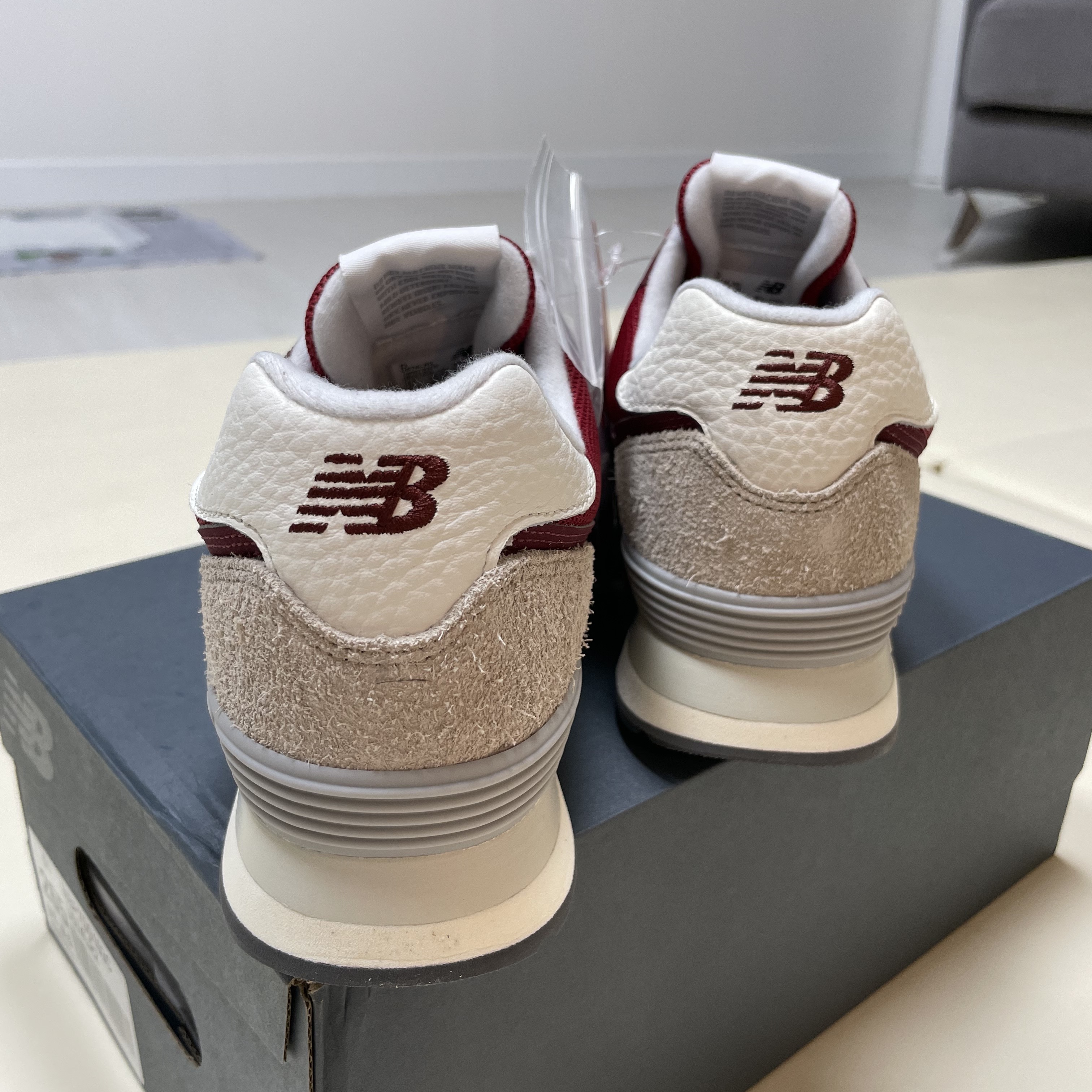 New Balance 574 Classics Lunar New Year Classic Crimson 착용 스타일 - 3