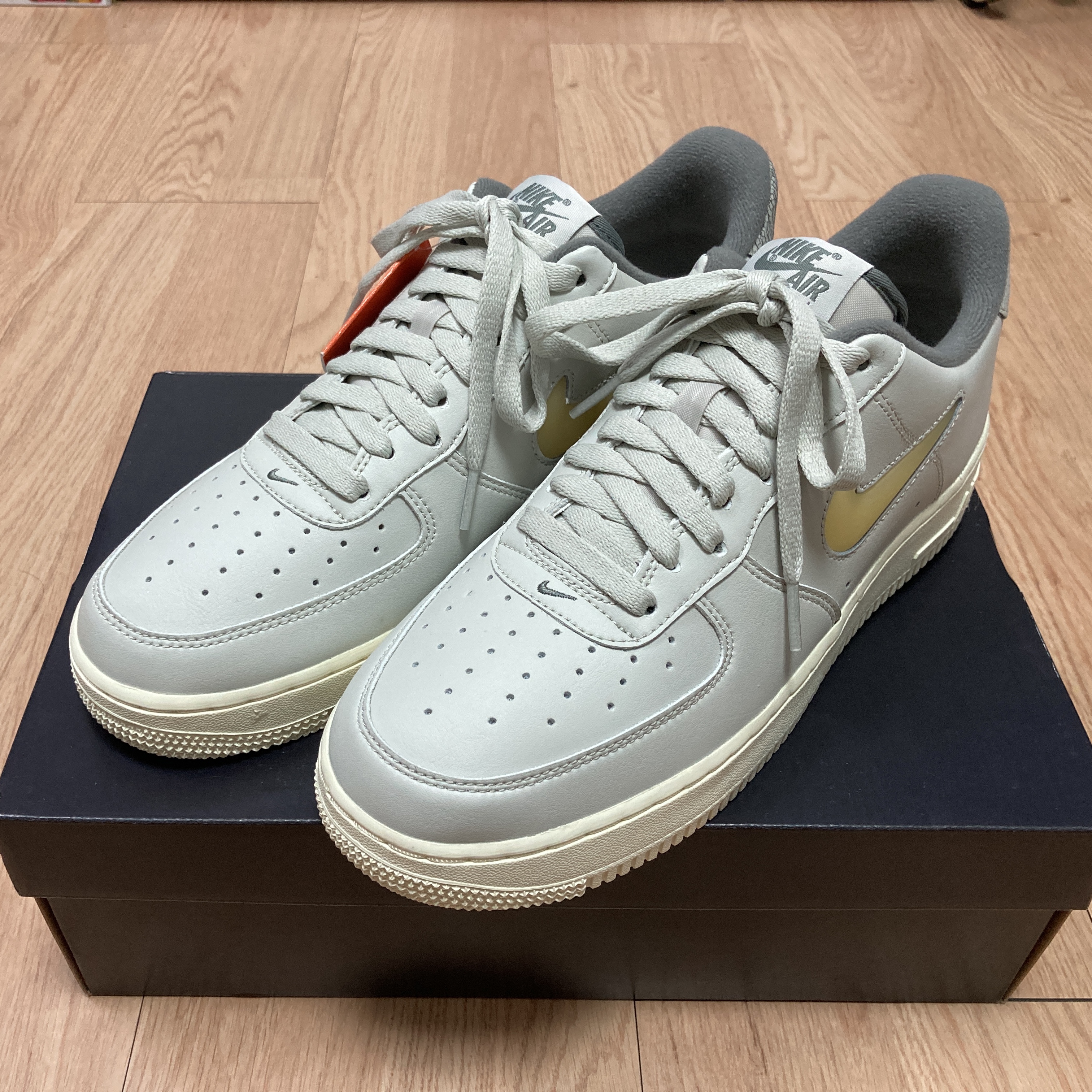 Nike Air Force 1 '07 LX Light Bone and Coconut Milk 착용 스타일