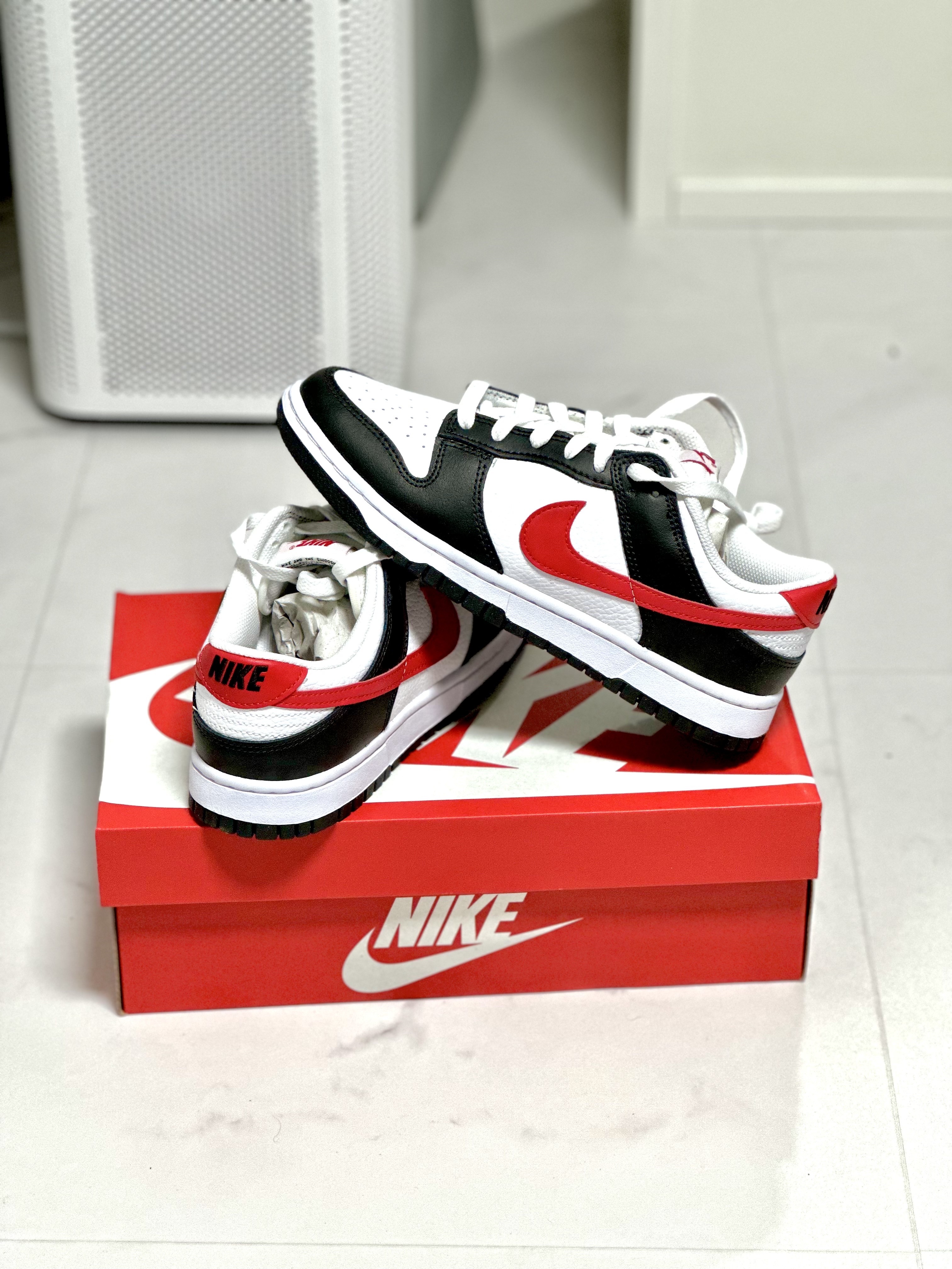 Nike Dunk Low Retro Black University Red 착용 스타일