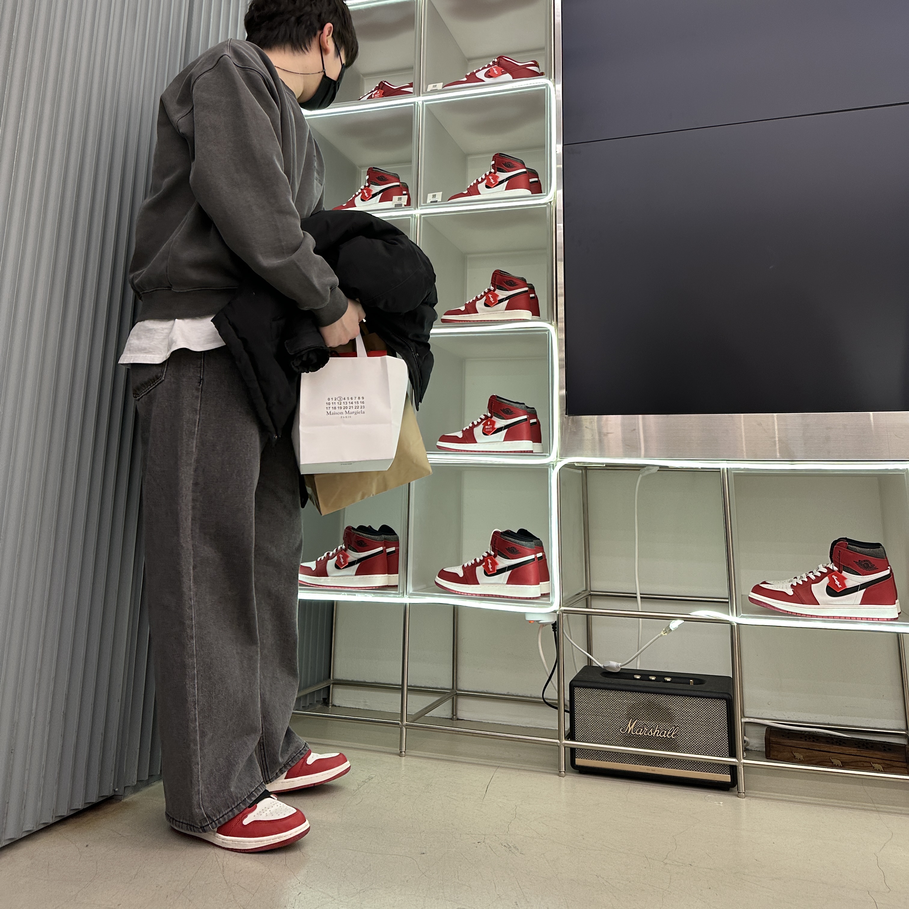 Jordan 1 Retro High OG Chicago 2022, IAB Studio Pigment Sweatshirt & Mini Bag Black 착용 스타일
