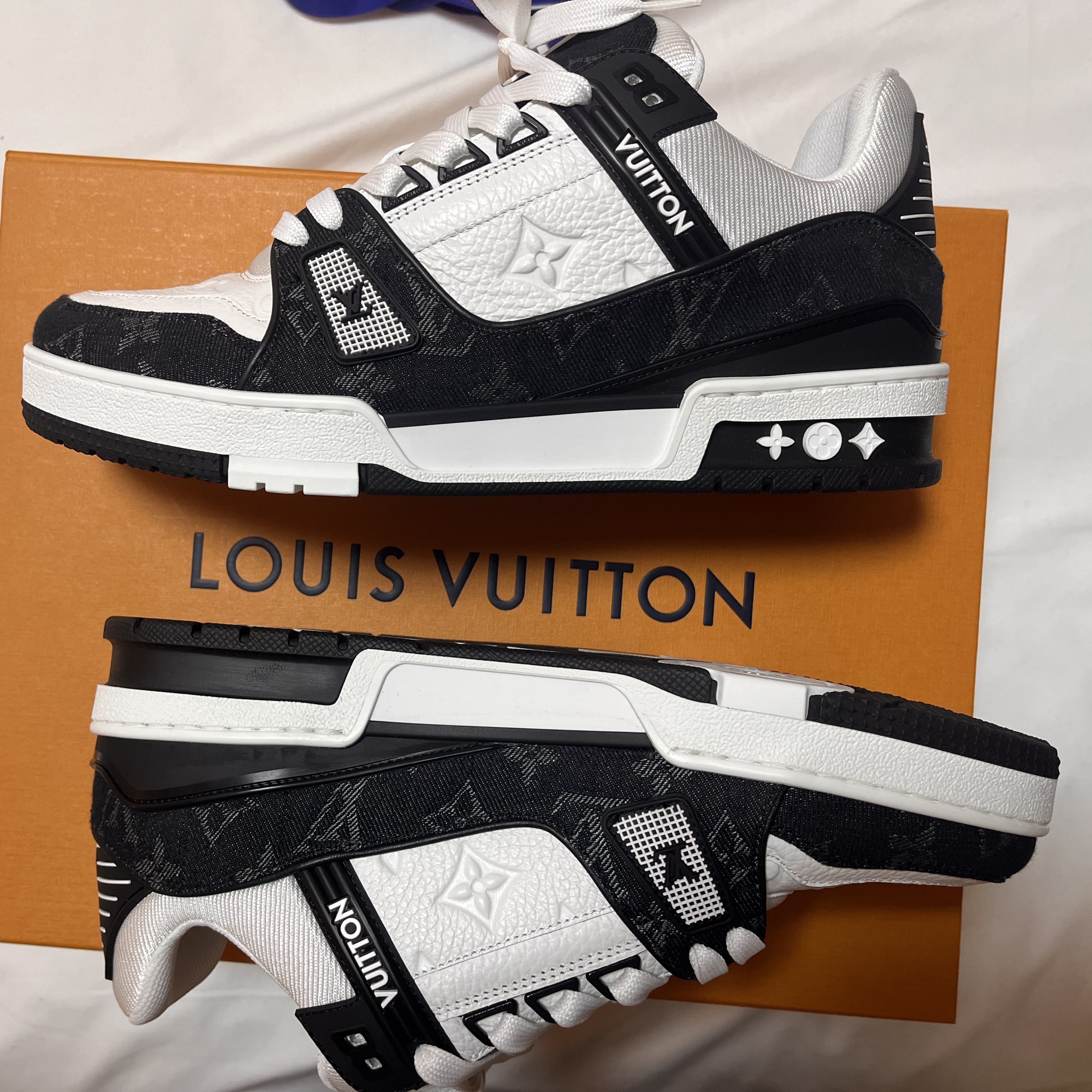 Louis Vuitton LV Trainer Sneakers Monogram Denim Black 착용 스타일 - 2