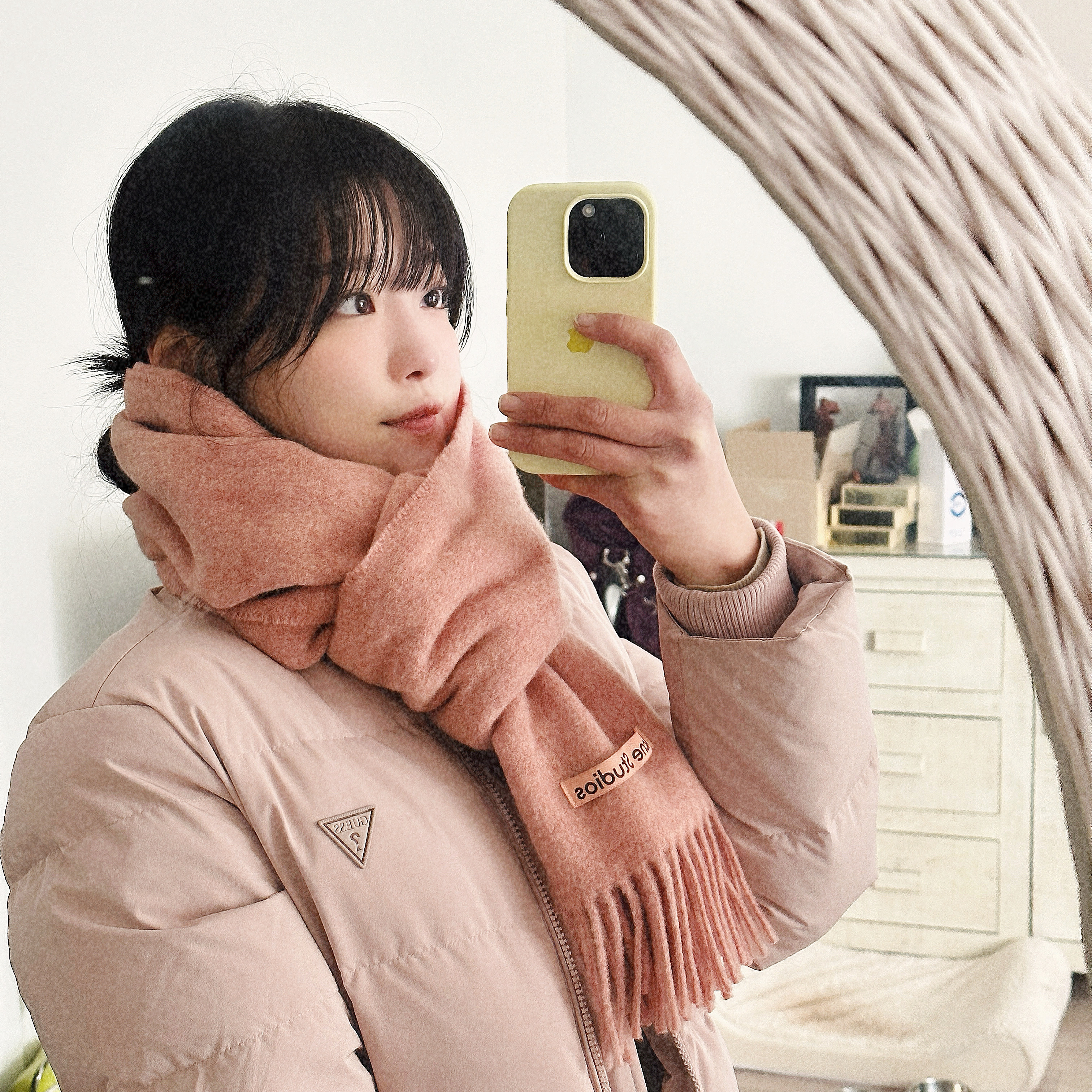Acne Studios Narrow Wool Fringe Muffler Rose Melange 착용 스타일 - 4