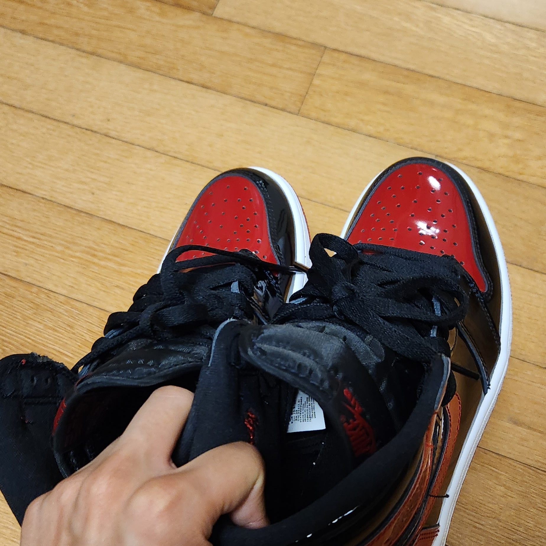 Jordan 1 Retro High OG Patent Bred 착용 스타일 - 3