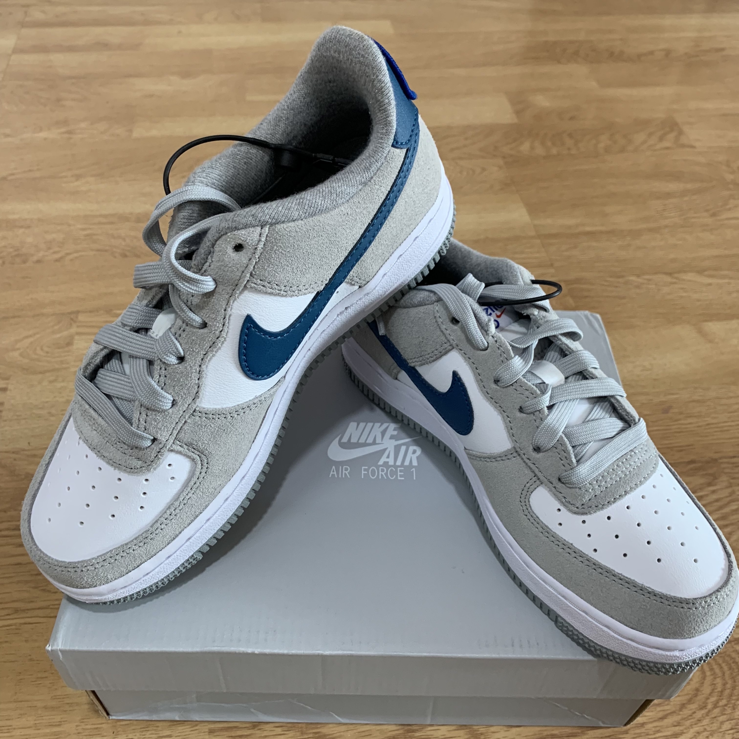 (GS) Nike Air Force 1 LV8 Athletic Club Light Smoke Grey Marina 착용 스타일 - 1