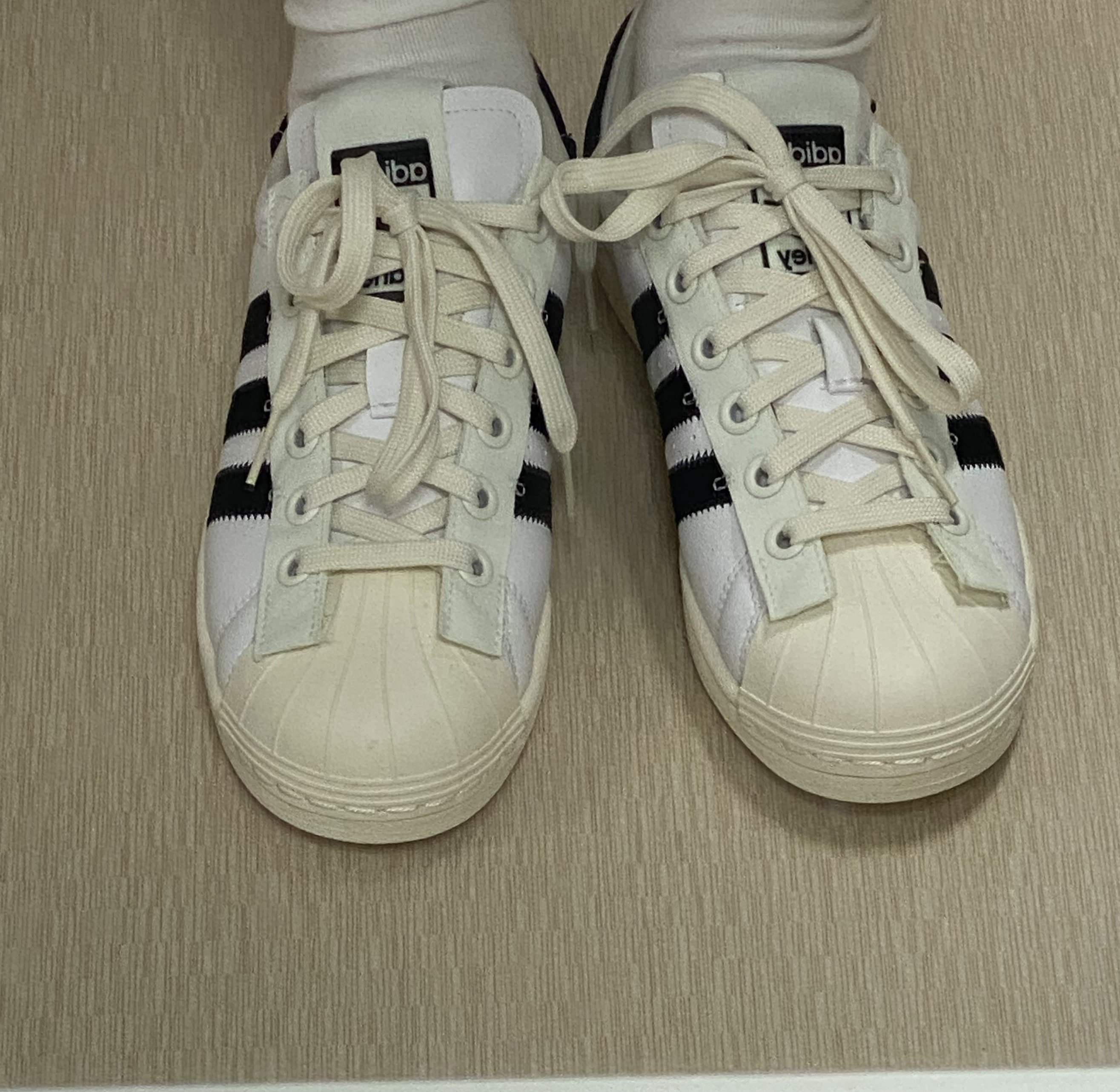 Adidas x Parley Superstar White 착용 스타일 - 1