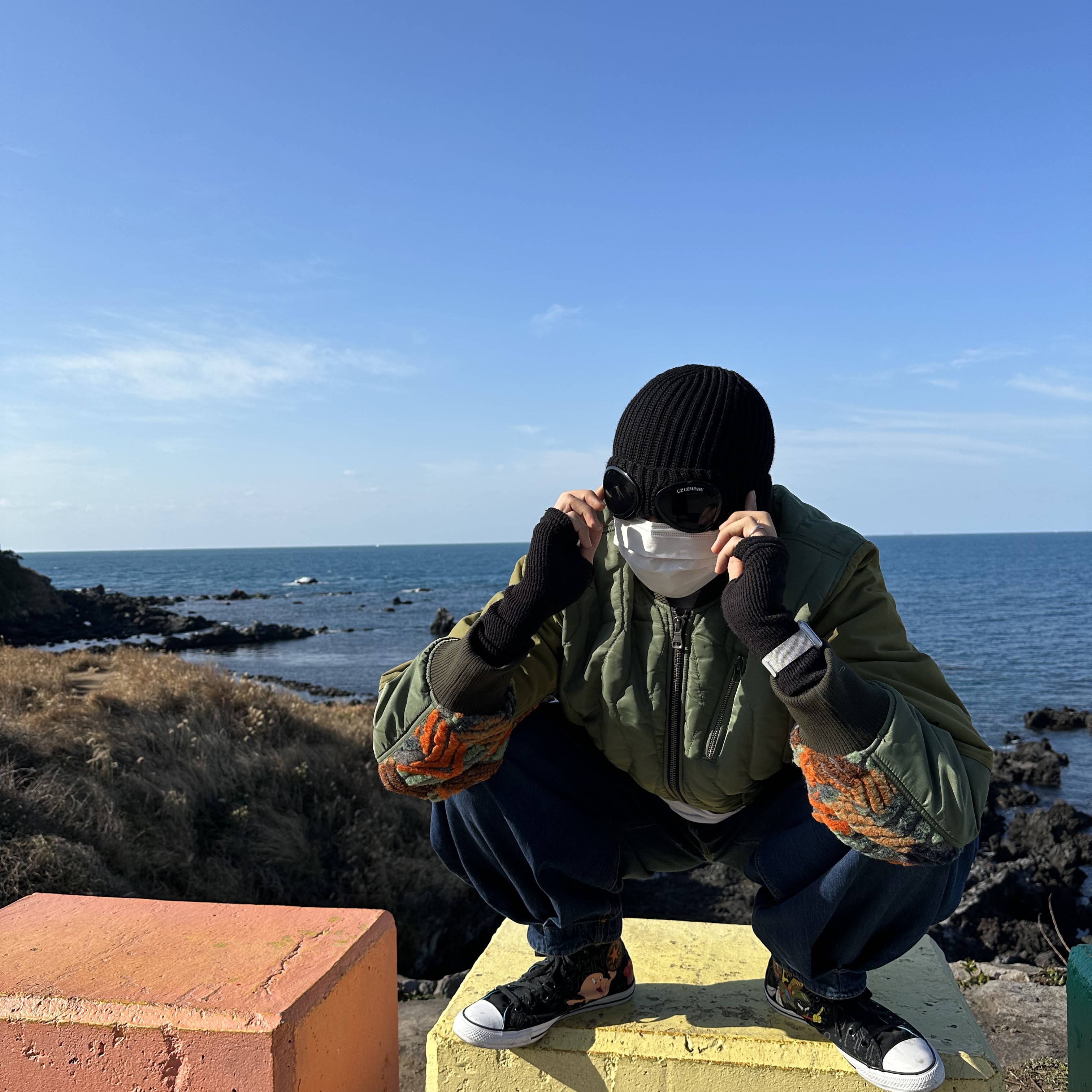 Andersson Bell x Asics Contrast Quilting Bomber Jacket Khaki, Zara x Ader Error Wide Leg Jeans Blue 착용 스타일 - 3