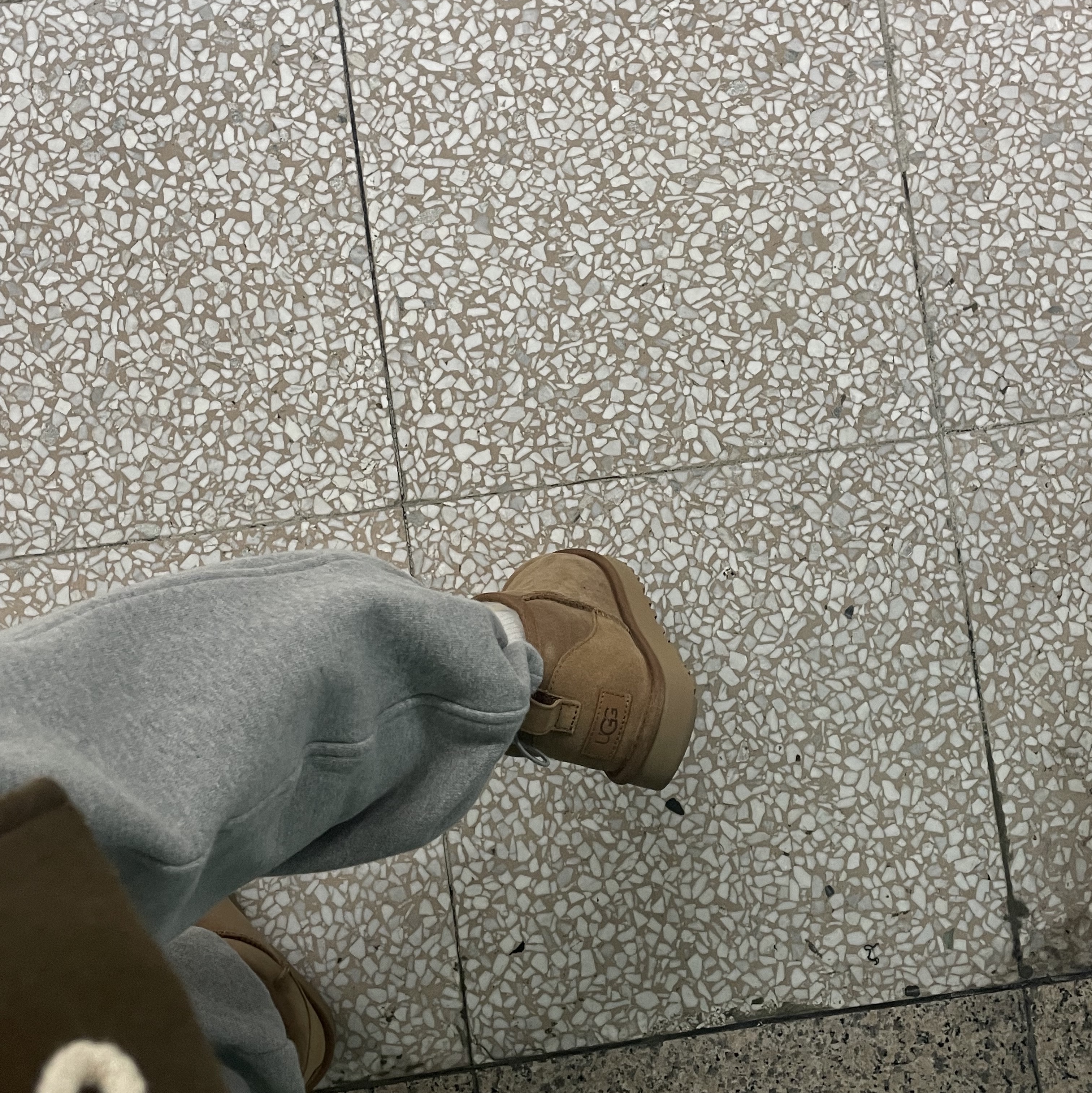 (W) UGG Classic Ultra Mini Boots Chestnut 착용 스타일 - 1
