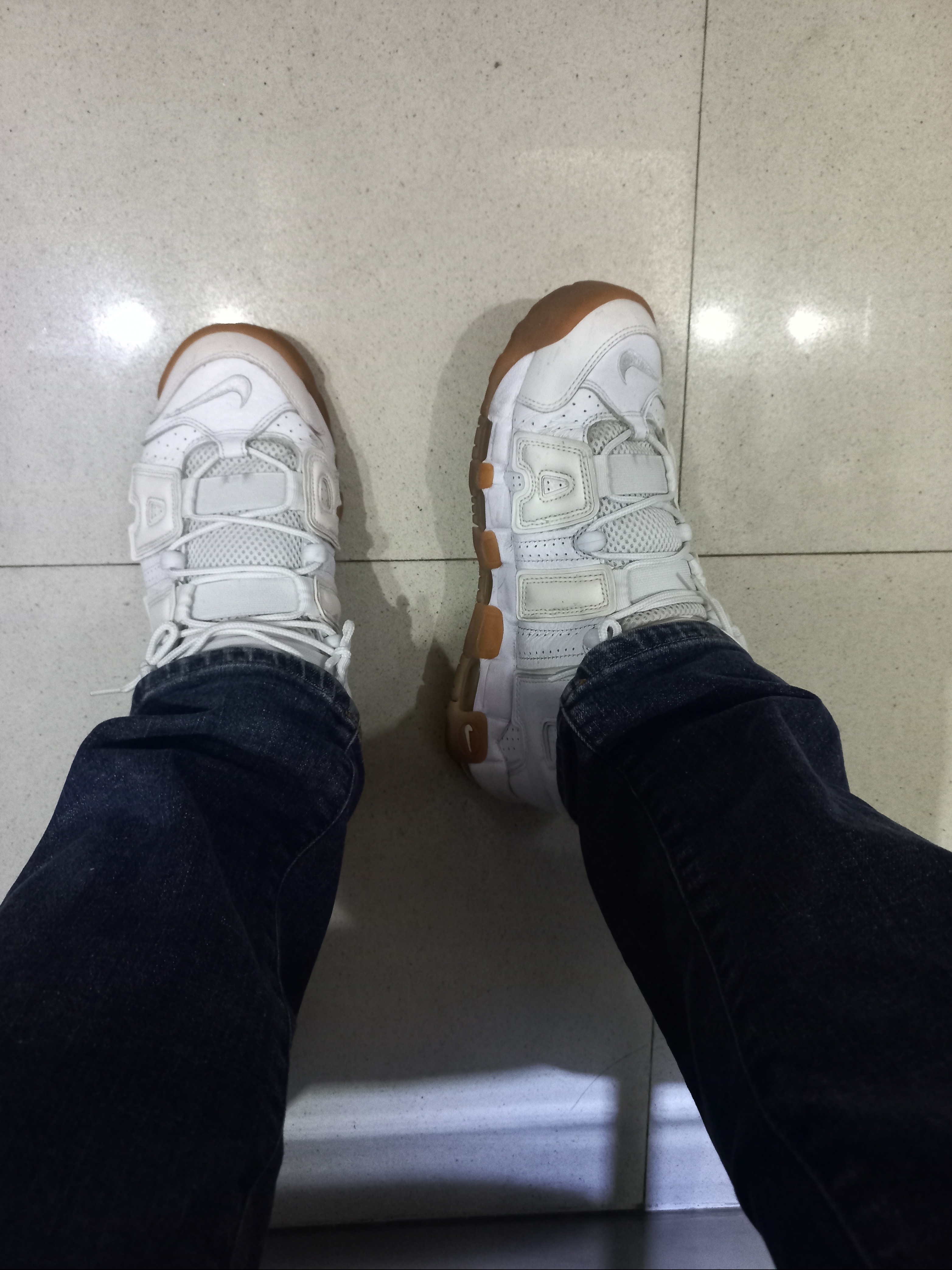 Nike Air More Uptempo White Gum 착용 스타일