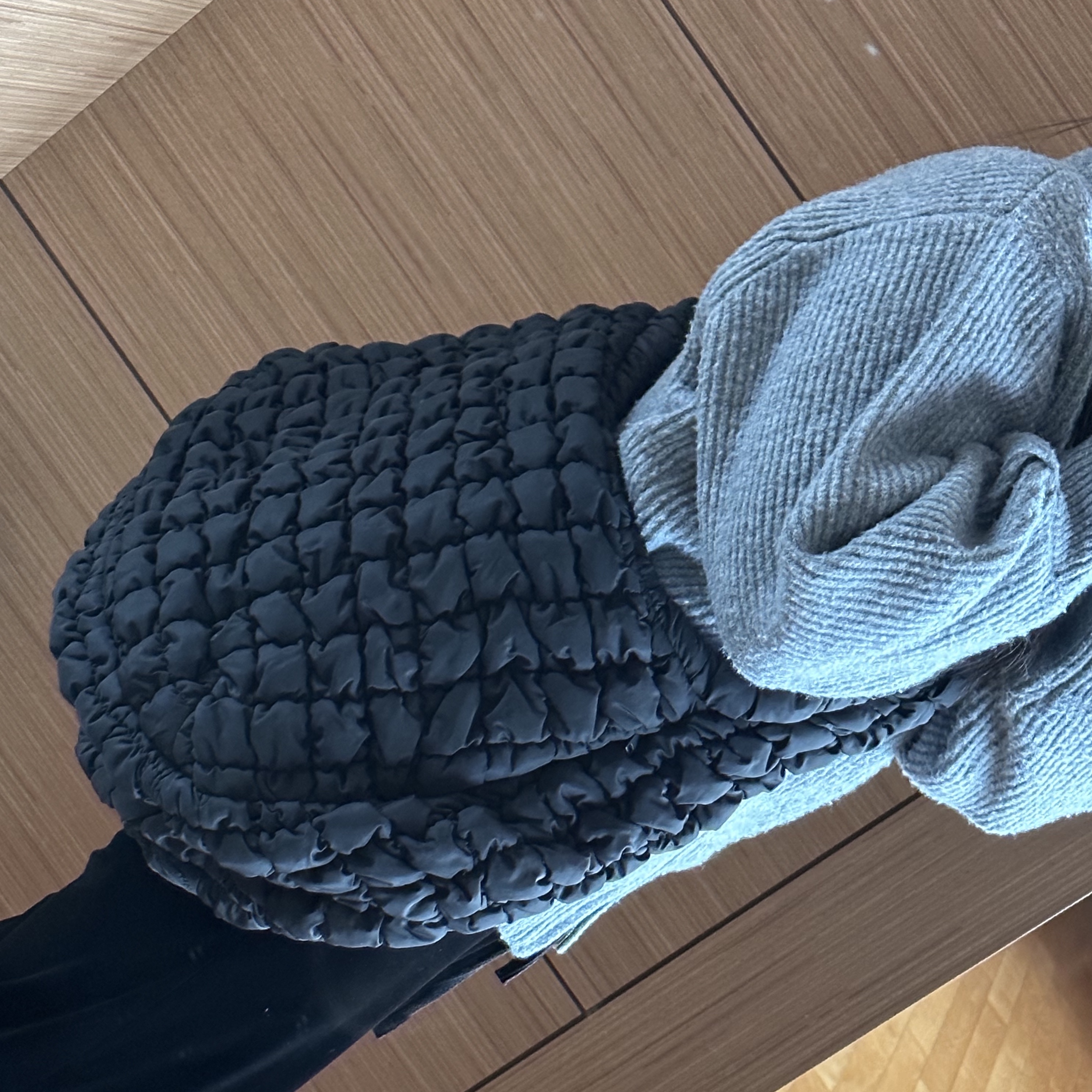 COS Quilted Oversized Shoulder Bag Black 착용 스타일 - 2