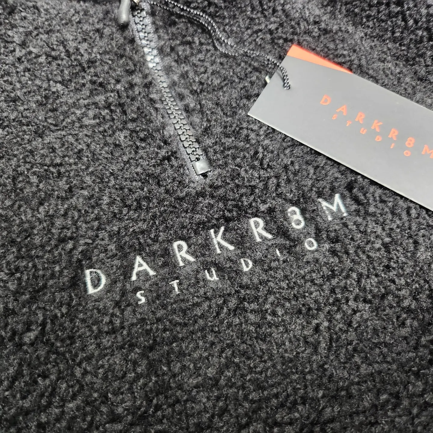 Darkr8m Studio Varsity Logo Sherpa Quarter Zip Up Top Black, Darkr8m Studio Varsity Logo Sherpa Quarter Zip Up Top Black 착용 스타일 - 2