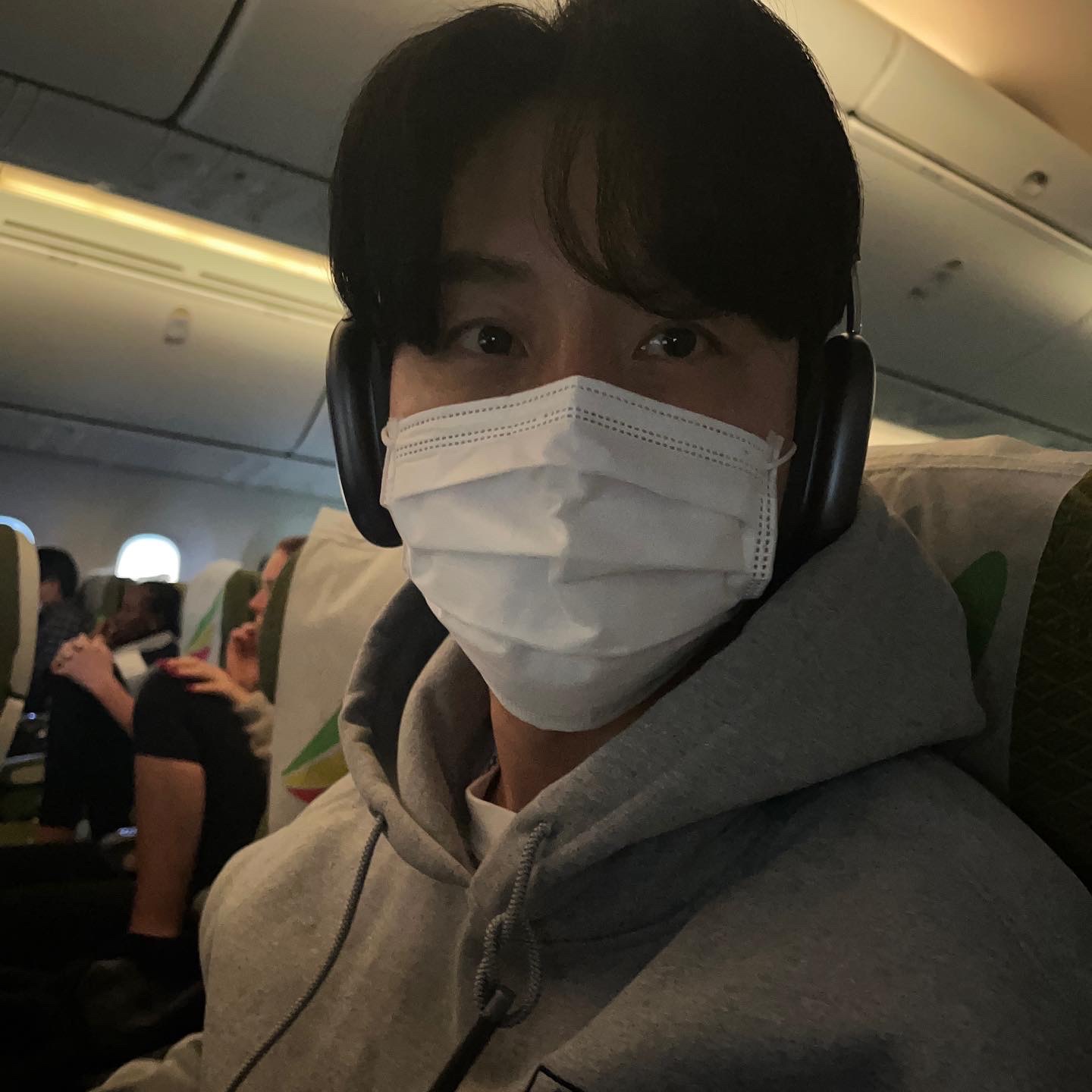 Apple AirPods Max Lightning Space Gray (Korean Ver.), Nike x Stussy NRG RA Pullover Hoodie Dark Grey Heather (DJ9488-063) 착용 스타일 - 1