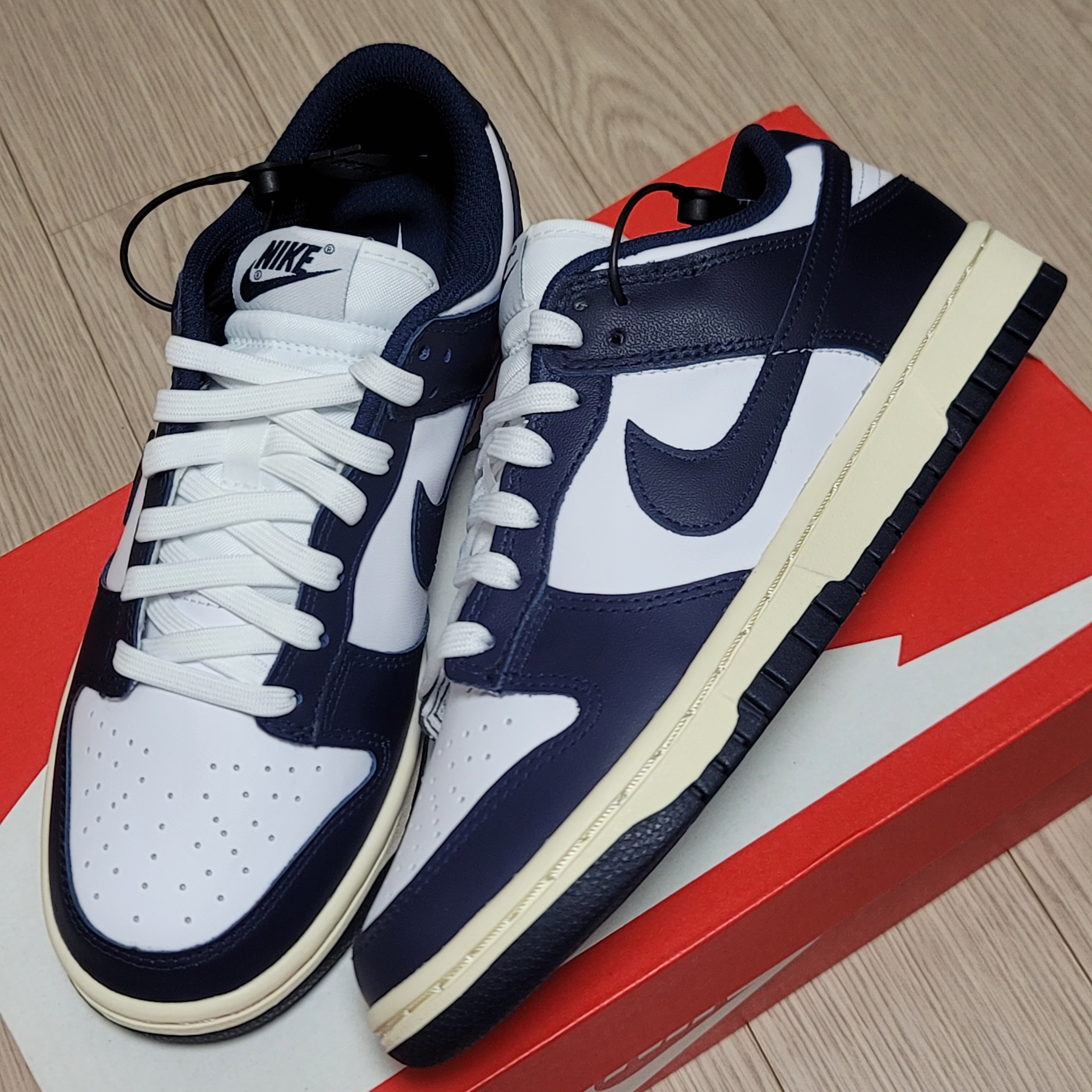 (W) Nike Dunk Low Vintage Midnight Navy 착용 스타일 - 1