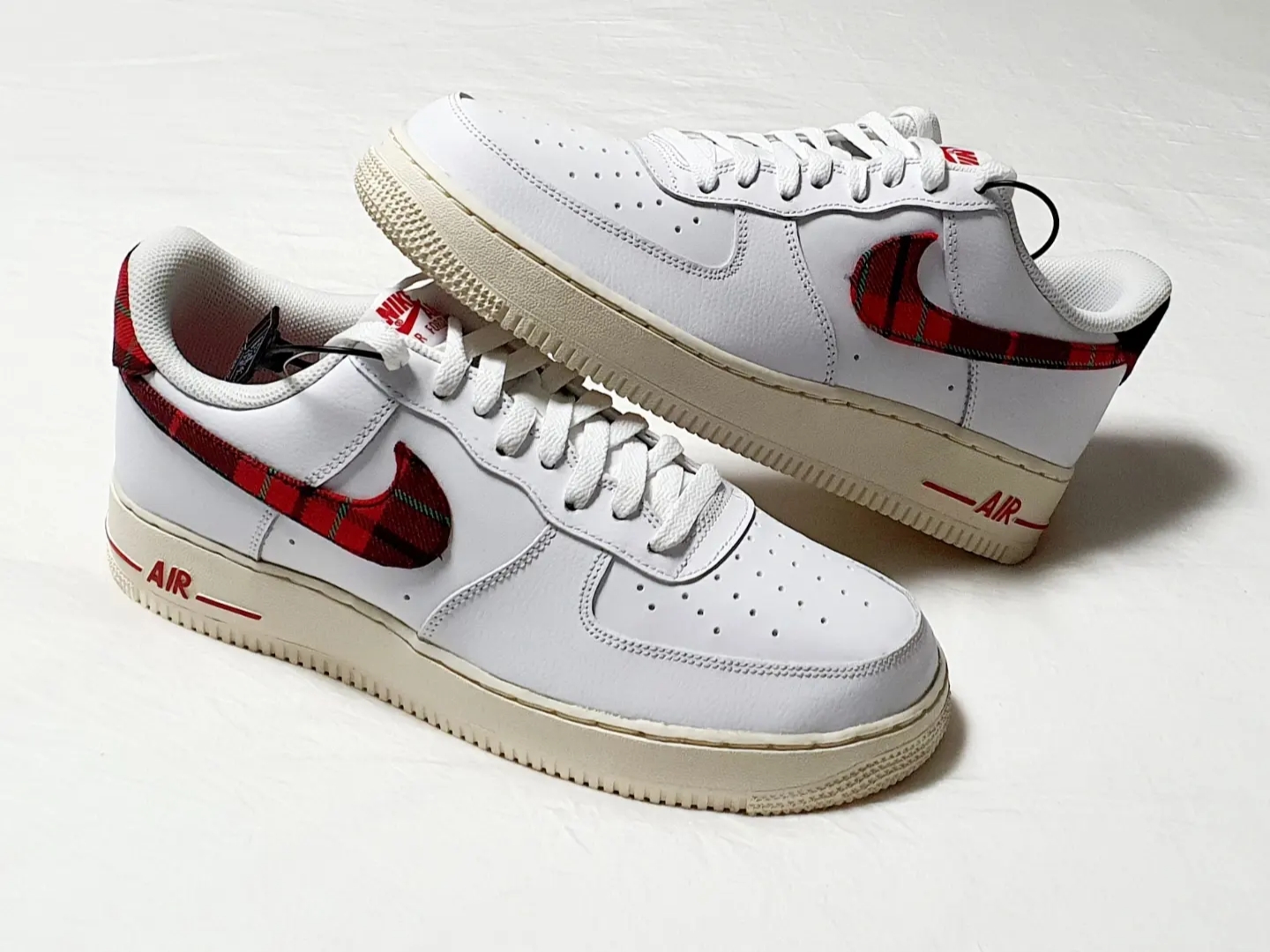 Nike Air Force 1 Low University Red Stadium Green 착용 스타일 - 2