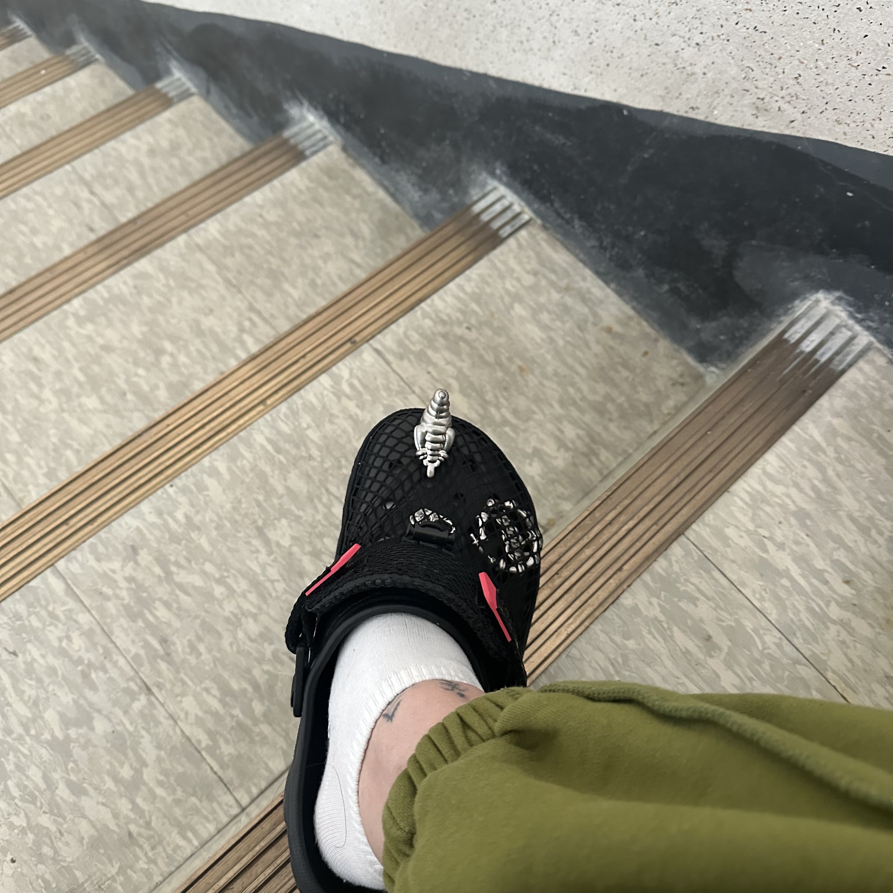 Crocs x Staple Classic All Terrain Clog Black 착용 스타일 - 2