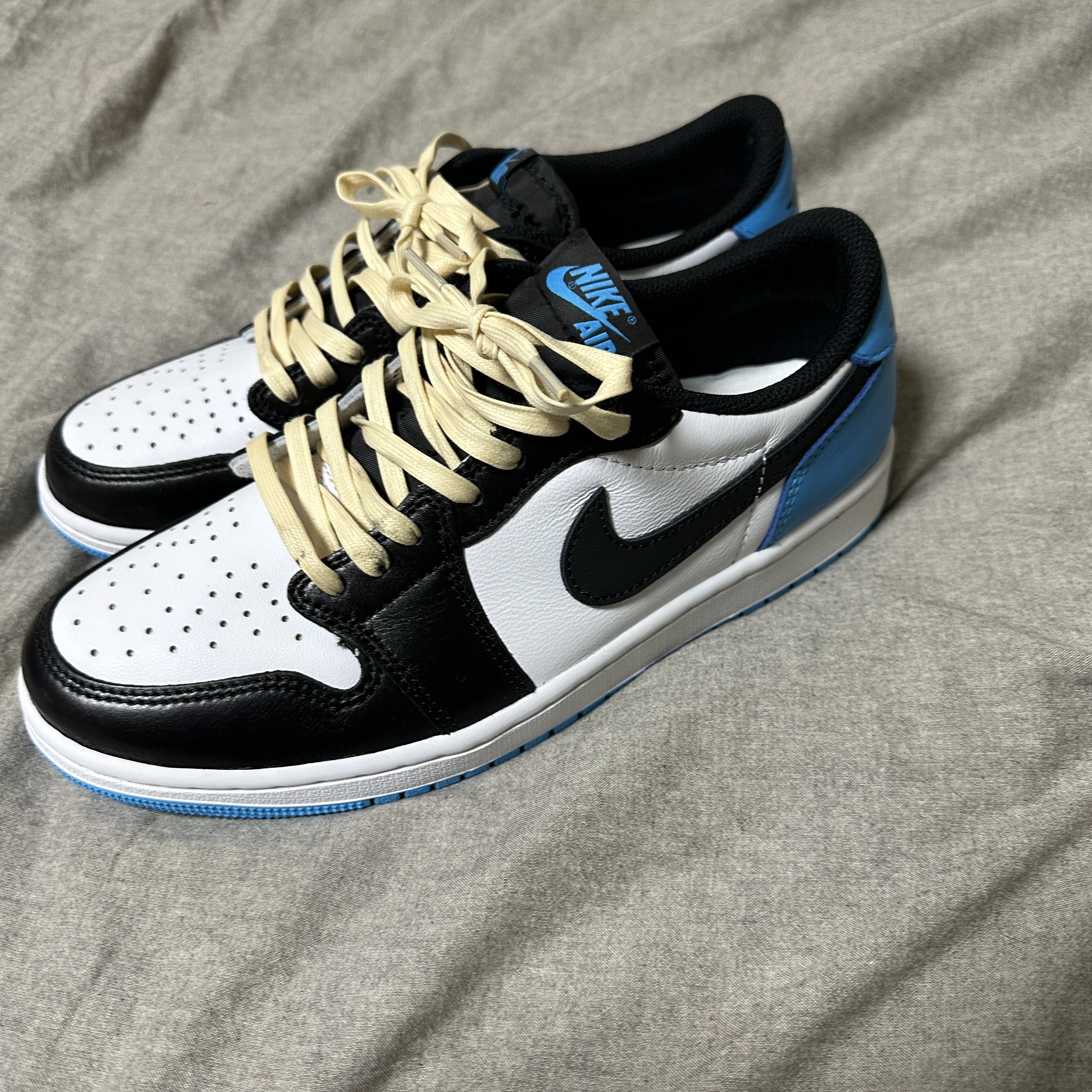 Jordan 1 Retro Low OG Black and Dark Powder Blue 착용 스타일 - 1