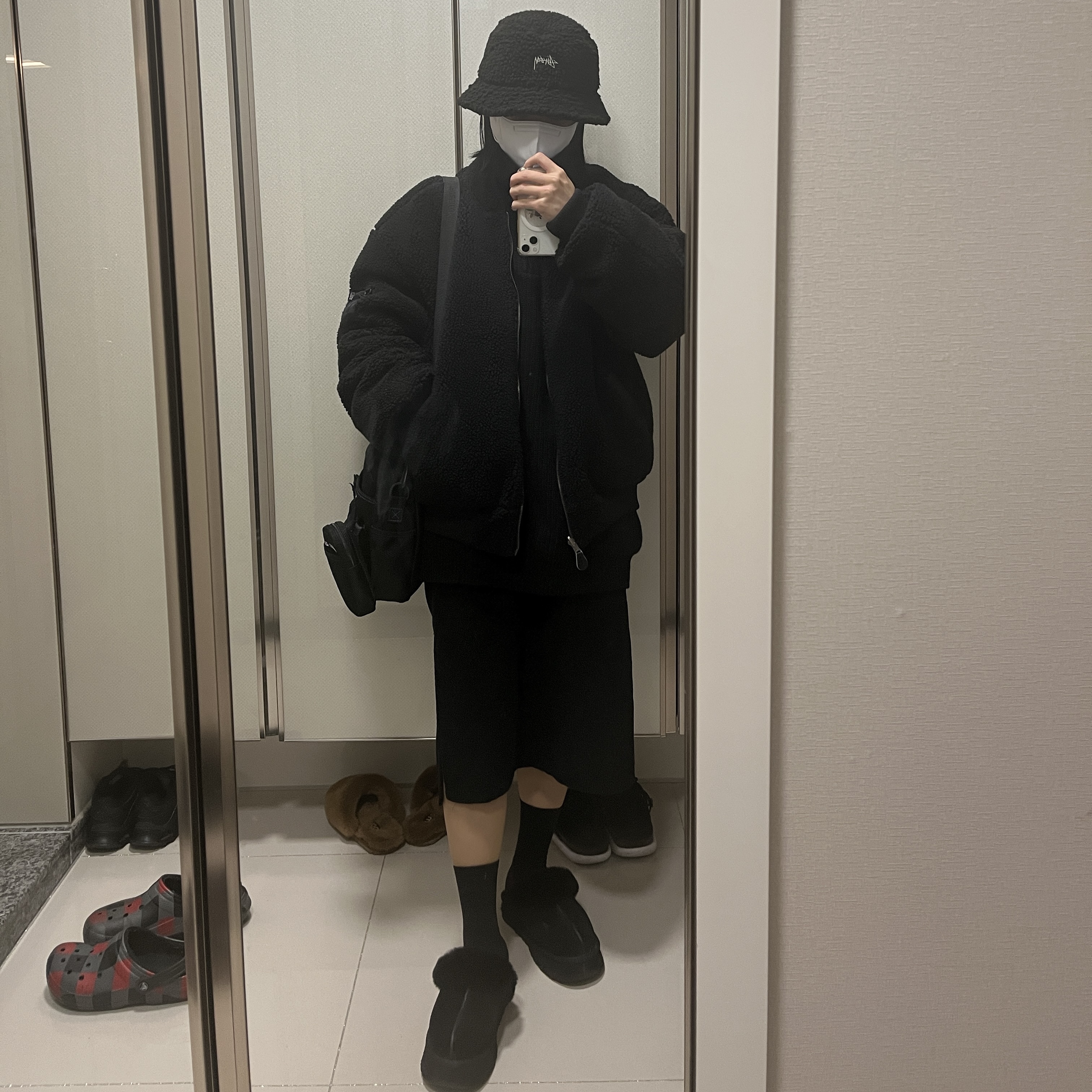 Stussy Sherpa Bucket Hat Black, (W) UGG Disquette Slipper Black 착용 스타일