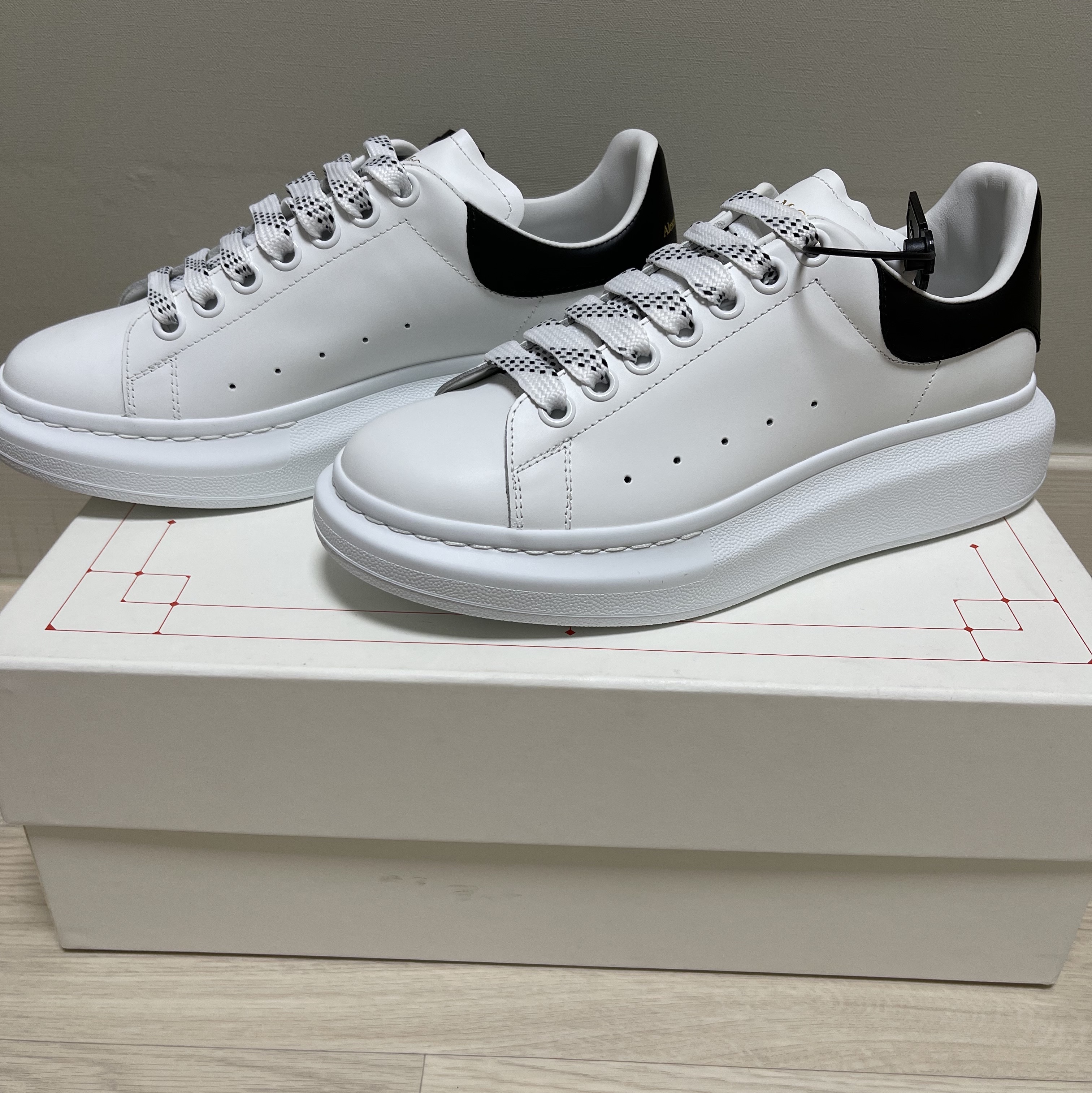 Alexander McQueen Oversized Sneakers White Black 착용 스타일