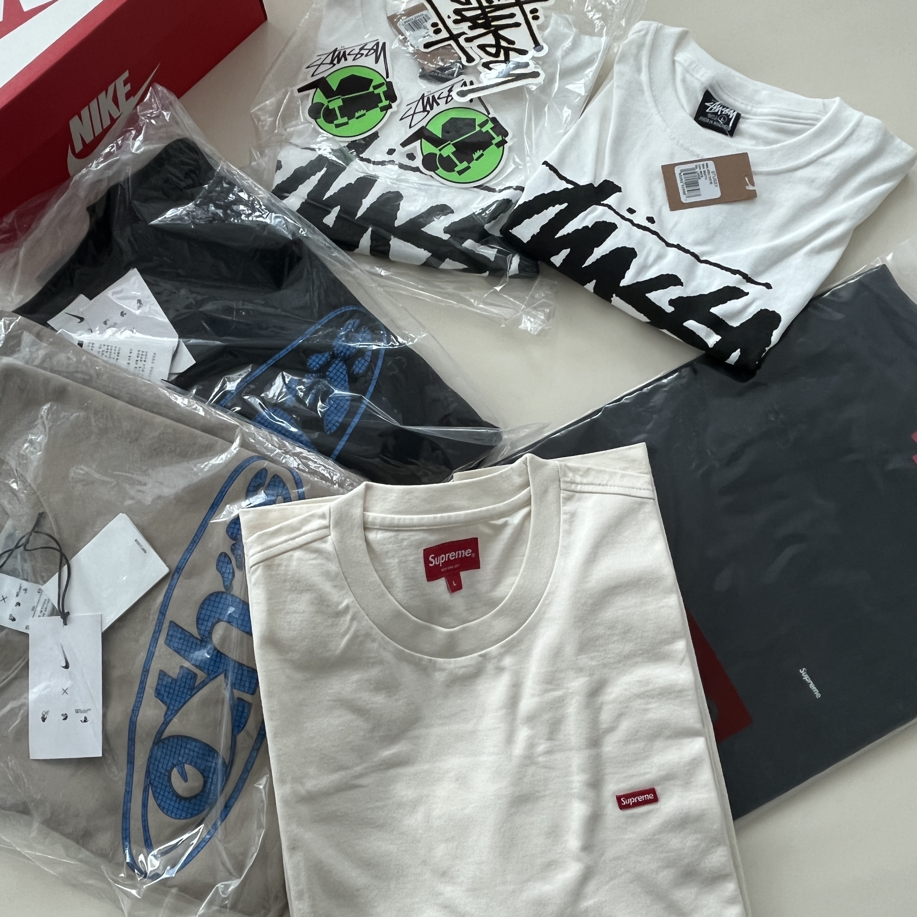 Supreme Small Box L/S T-Shirt Natural - 22FW, Supreme Small Box L/S T-Shirt Black 착용 스타일