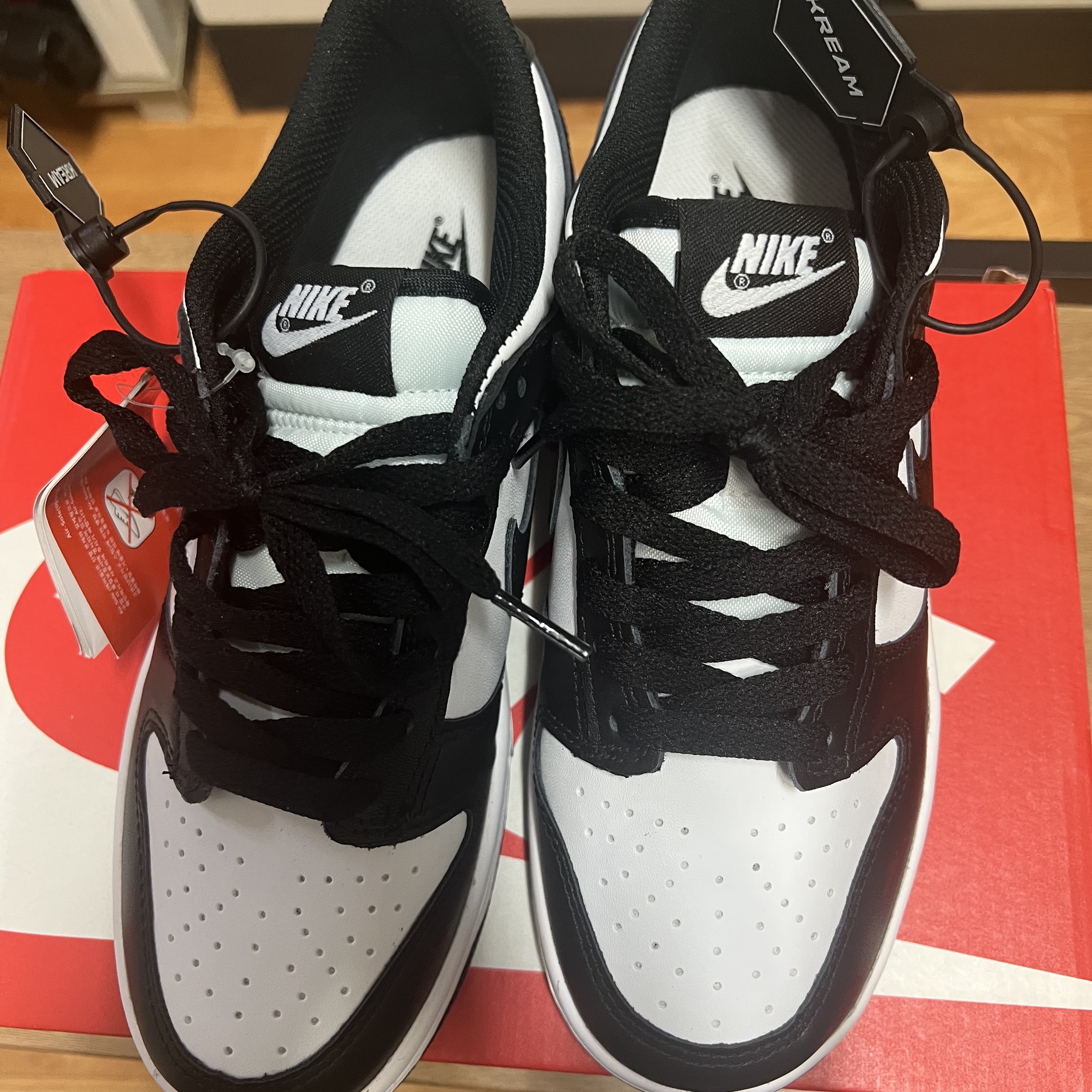 (GS) Nike Dunk Low Black 착용 스타일 - 1