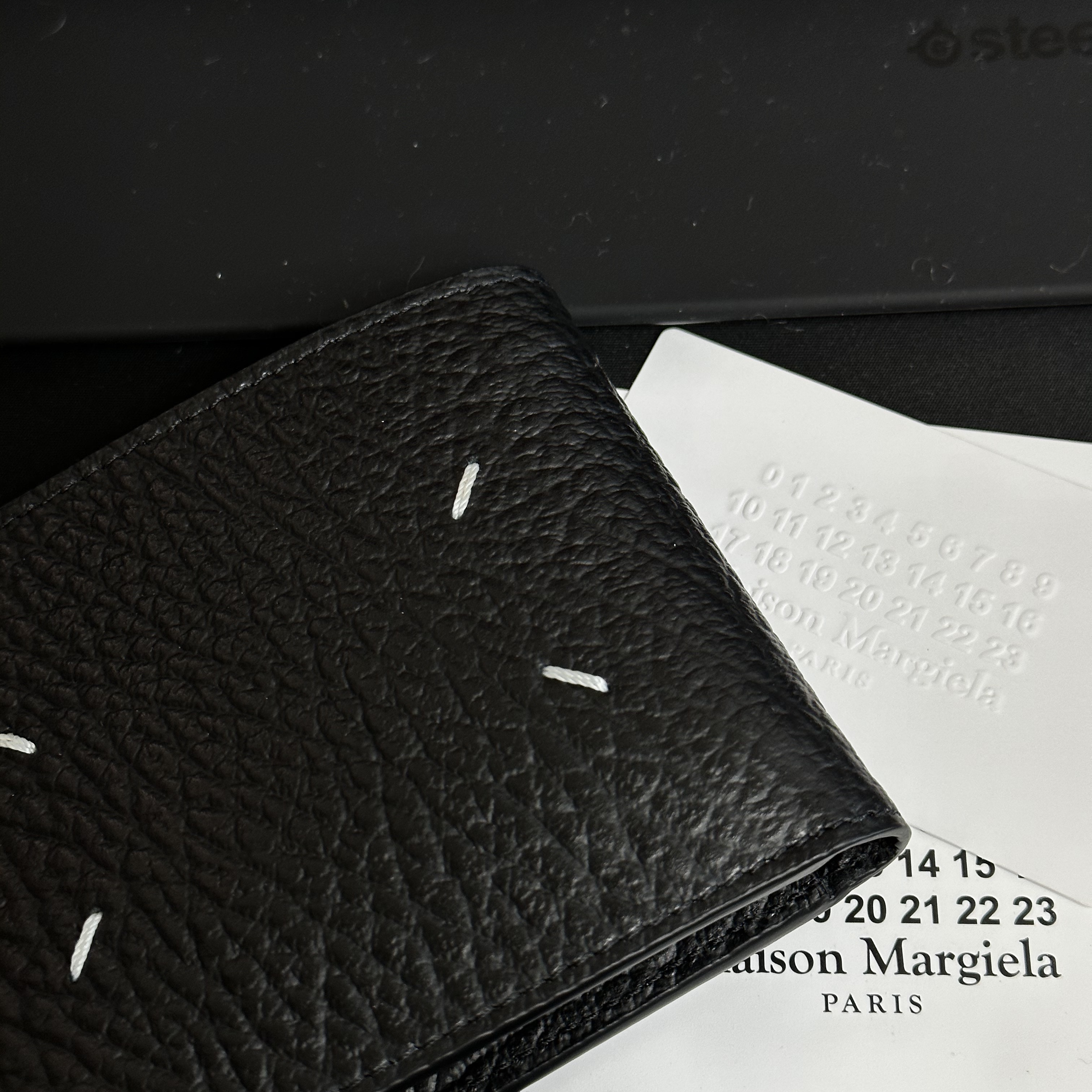Maison Margiela Bi-Fold Wallet Black 착용 스타일 - 1
