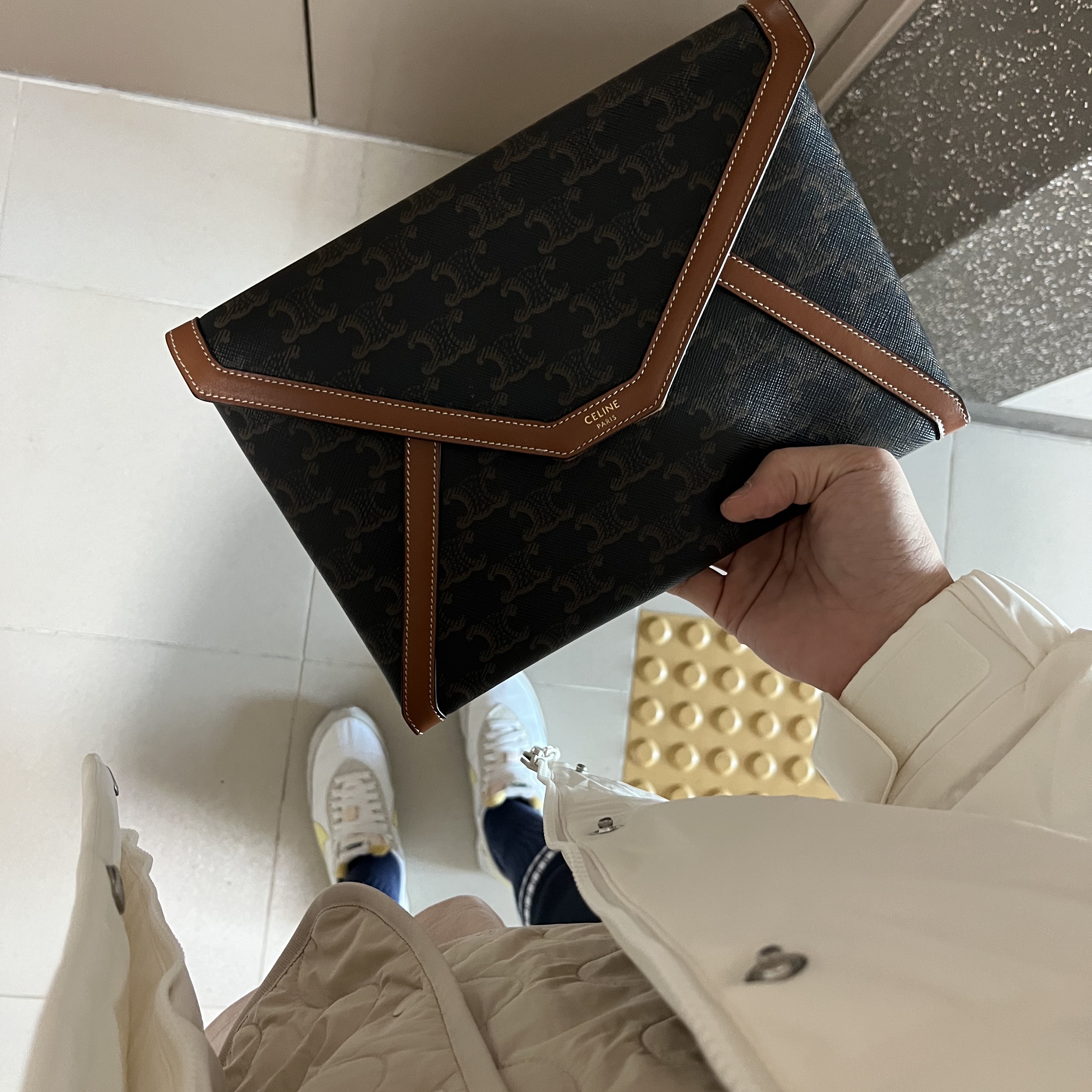 Celine Envelop Small Pouch in Triomphe Canvas and Calfskin Tan 착용 스타일