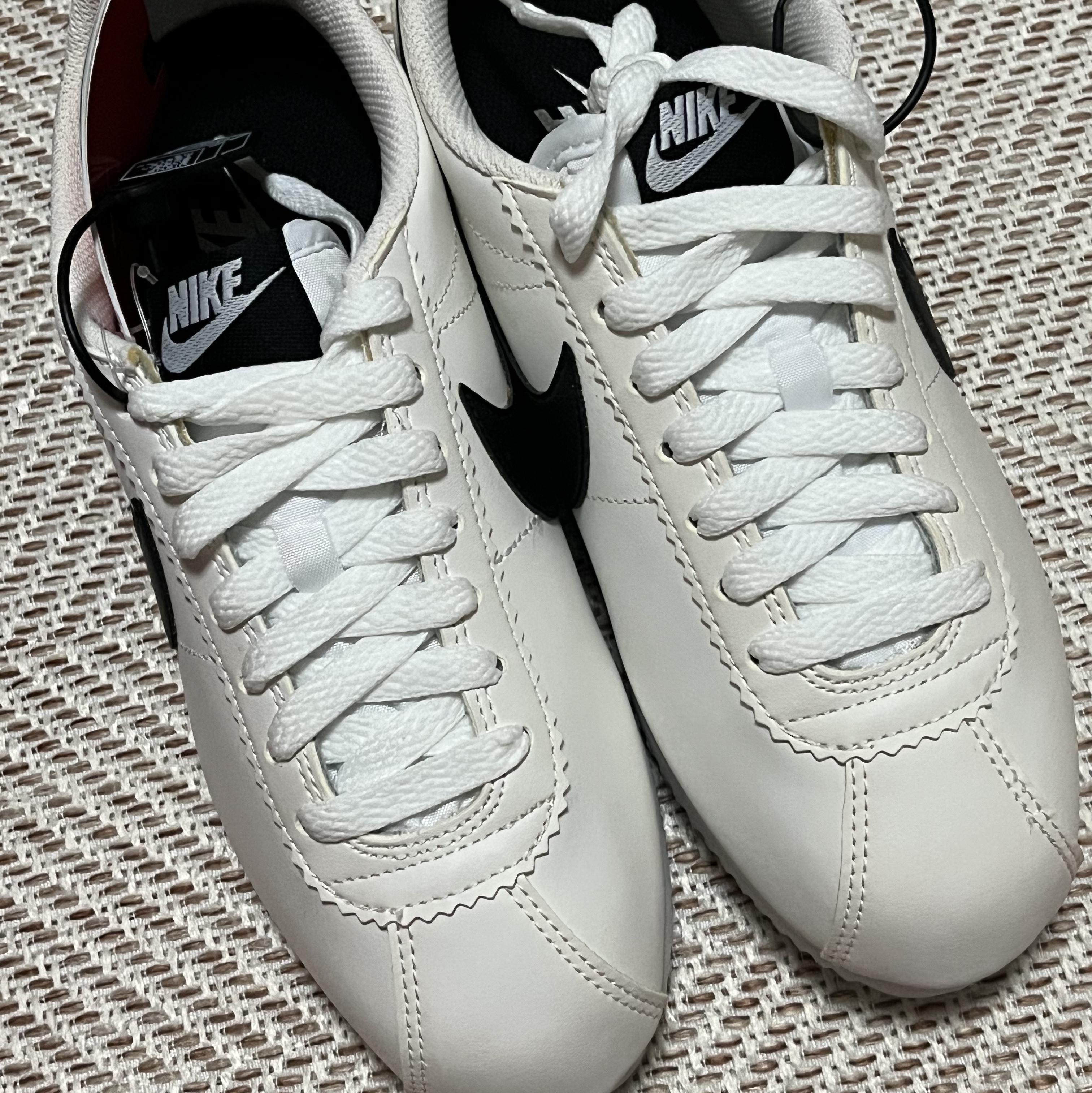 (W) Nike Classic Cortez Leather White Black 착용 스타일