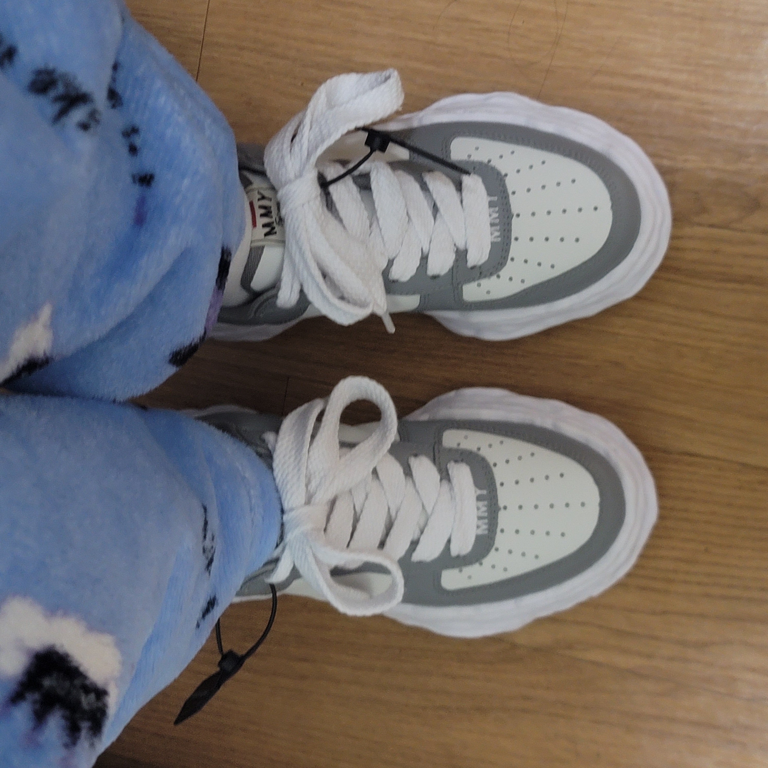 Maison Mihara Yasuhiro Wayne OG Sole Leather Low-top Sneakers Gray White 착용 스타일 - 2