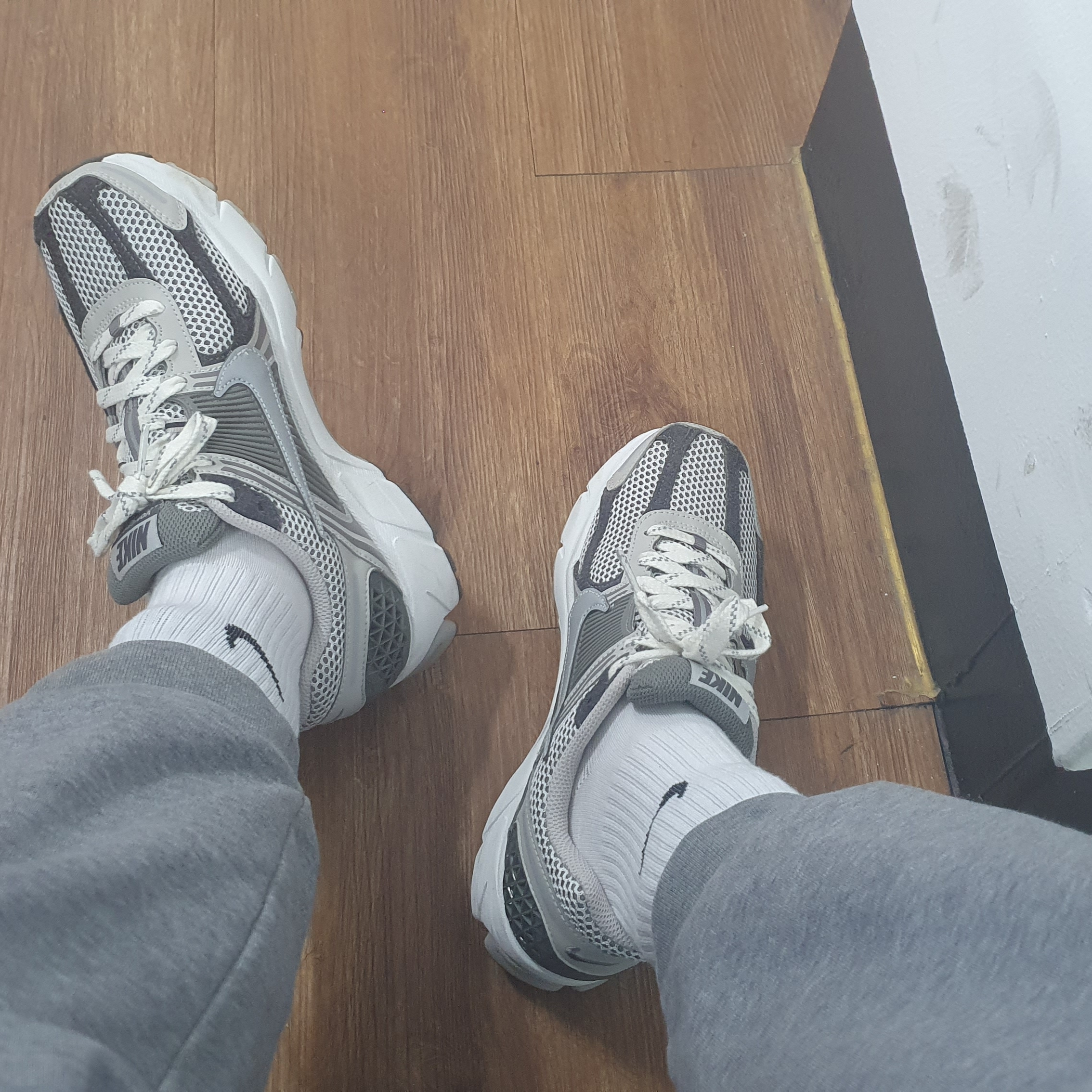Nike Zoom Vomero 5 PRM Light Iron Ore and Flat Fewter 착용 스타일