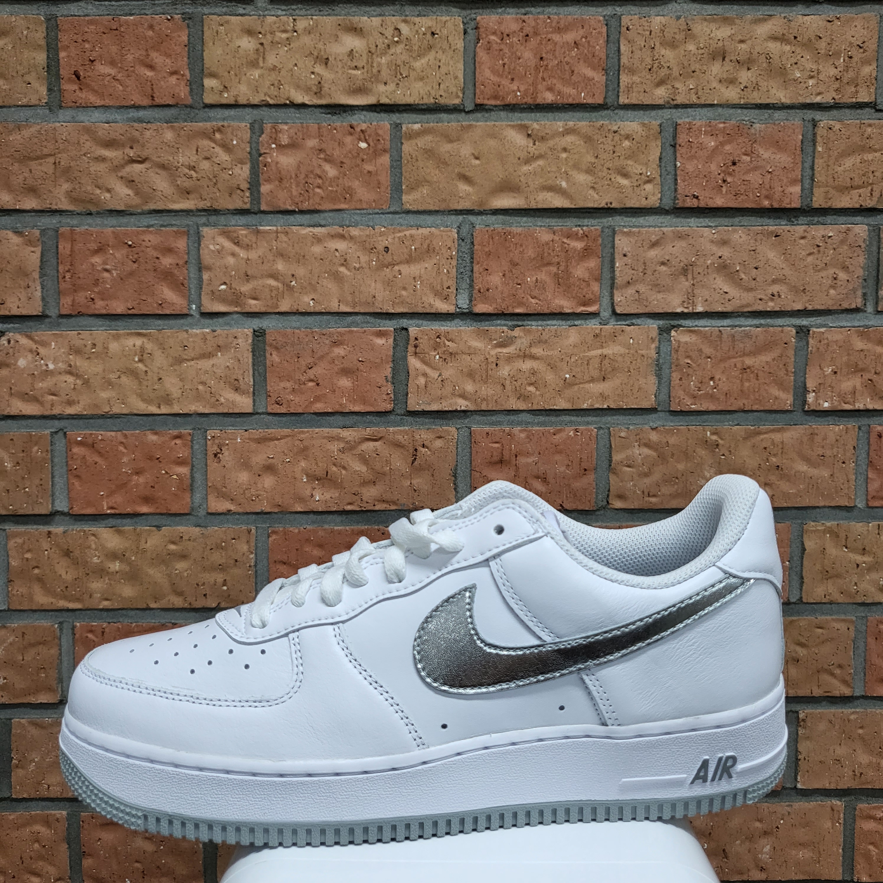 Nike Air Force 1 Low Retro Color of the Month White Metallic Silver 착용 스타일