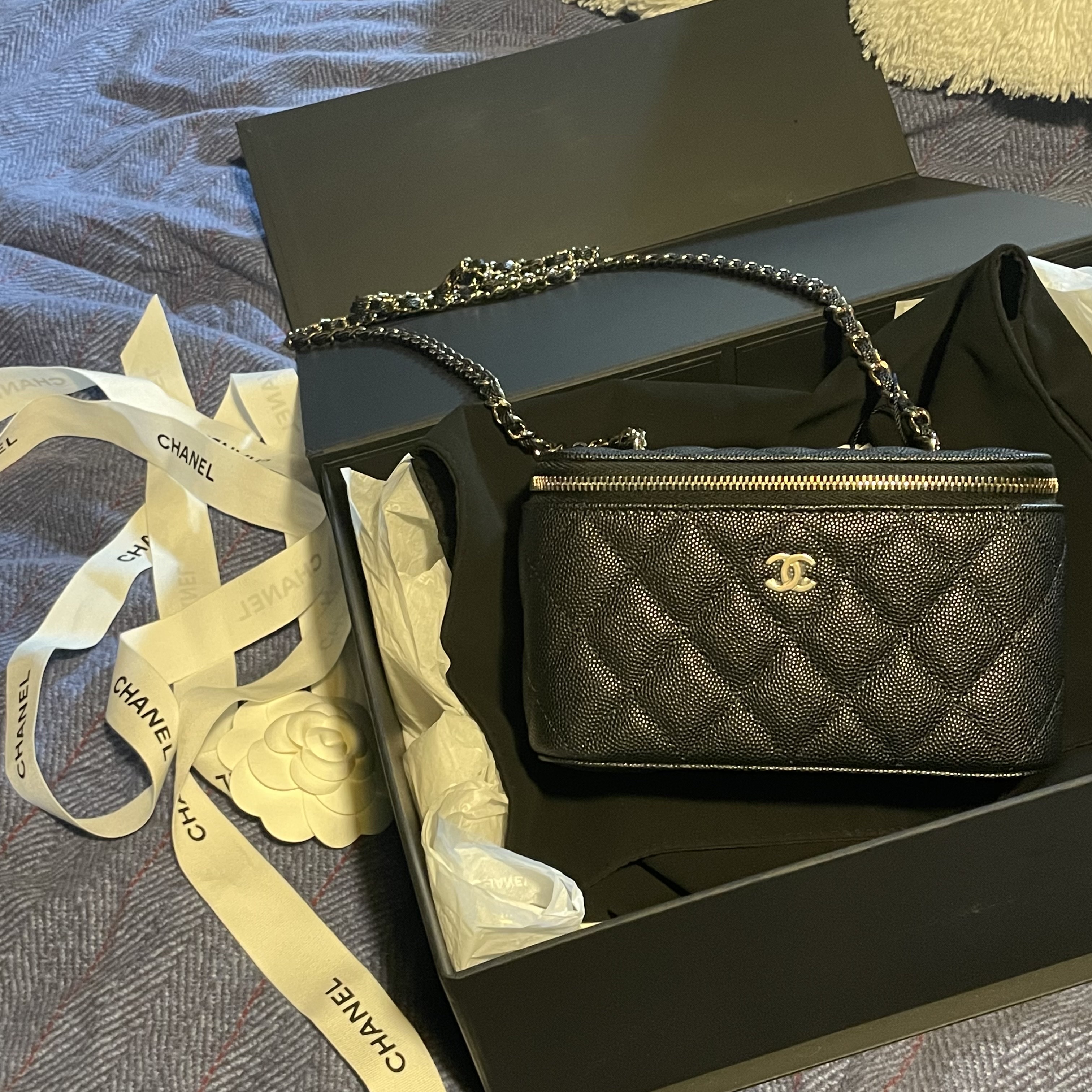 Chanel Small Classic Vanity with Chain Grained Calfskin & Gold Black 착용 스타일