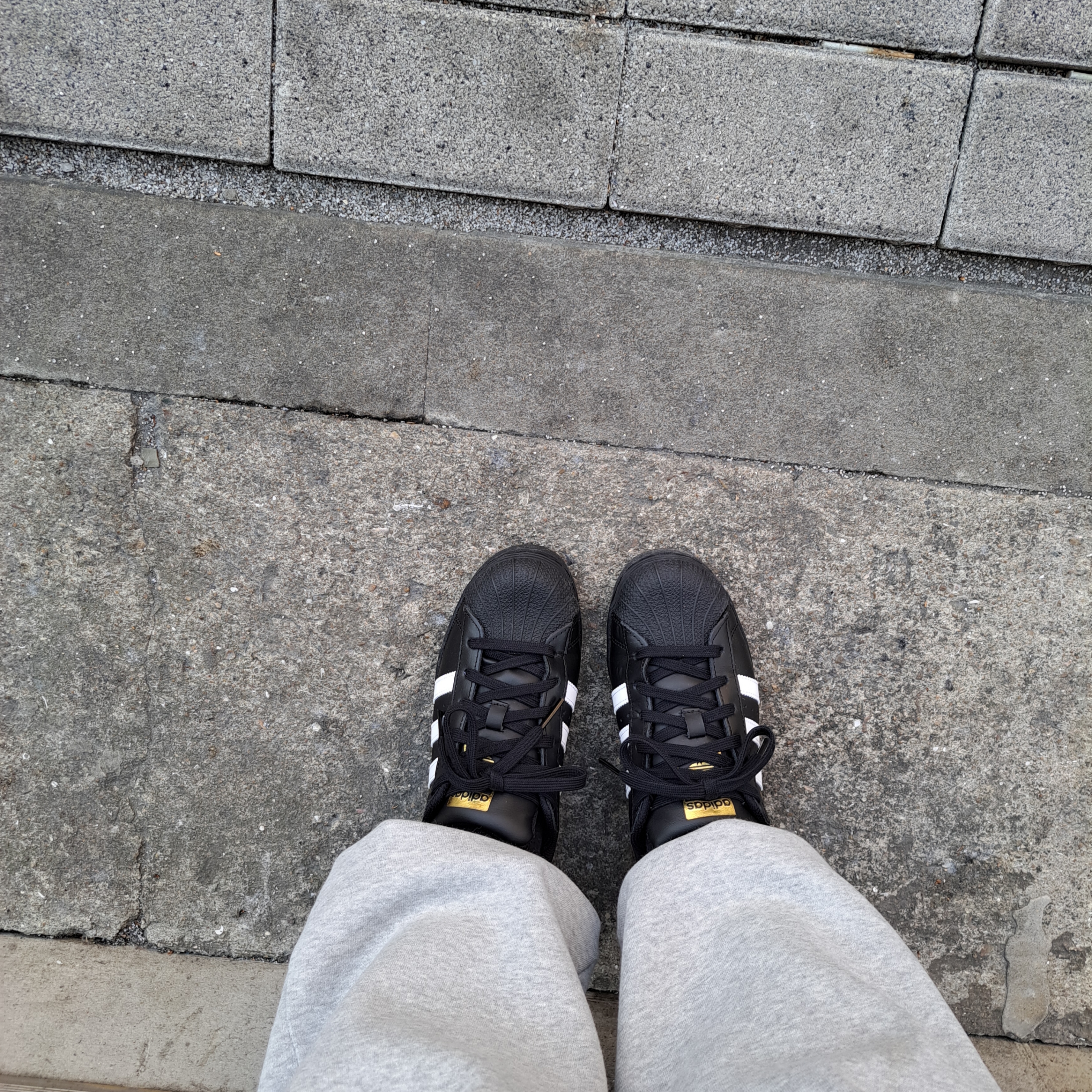 Adidas Superstar Core Black White 착용 스타일